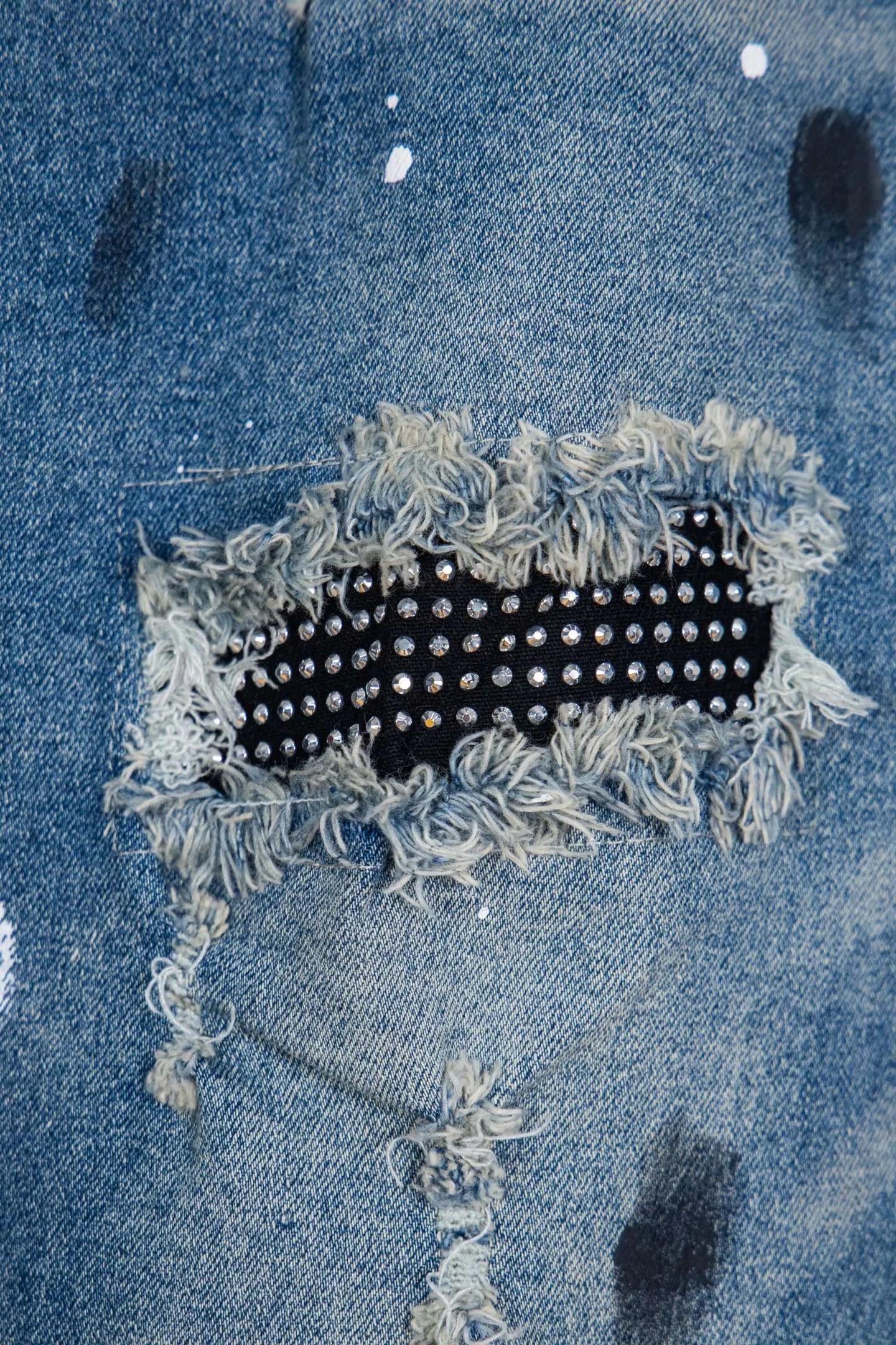 P230 Top Version Heavy Amiri Ripped Ink Patched Jeans High Street Slim Jeans Distressed Ripped High Street Slim Jeans Trousers - Top Quality - Introduction: amiri is transliterated as Emil, which is the name of the founder. Mike Amiri, the founder of amiri, grew up in Los Angeles, USA. He was influenced by local street culture and Punk Rock since childhood, so he founded the amiri brand named after himself. A variety of trendy clothing meets the needs of different trendy players. Amiri clothing has novel and unique styles and is a well-known street brand in the United States. The styles and styles of many clothes are loved by many street photographers. The various clothing styles meet the dressing needs of different people, show their unique temperament, and show the trend of dressing. amiri's jeans are relatively famous. Not only do they have many styles, but the quality of the jeans is also very good. Many celebrities have also worn amiri brand jeans.  The jeans of the amiri brand break through the production process and cutting of the original jeans. The fabrics are relatively soft and comfortable, and are not as hard as some jeans, which can irritate the skin and cause the skin to bleed when worn. Los Angeles trendy brand Amiri's jeans are made with great detail from tailoring to texture, adding wrinkles, bullet holes, damage and other details to add to the trendiness of the jeans. You can choose the style that suits you according to your own needs. Only when you wear a suitable style can you have a certain sense of fashion.  In recent years, high street has become a word that appears more and more frequently in men's clothing. High street style has also become an important direction for everyone's matching. High street-related items basically cannot avoid oversize or drop-shoulder tops. The lower body is matched with trackpants or tight-fitting denim. Among them, in my opinion, the most representative one is perhaps annihilation. What I bring to you today is the MX1 patchwork denim worn by many Internet celebrities in Xiaohongshu. It is operated by a Ningbo washing factory. Front and back. The trousers have a beautiful fading color with cat whiskers. Full of high-end sense. Knee part damage design with leather patchwork design. Already used as facade design. Leather waist nameplate. Customized crotch placket hardware. Engraving mold opening. The focus of this style is not on washing, but on the shape and version of the damage. The secret lies in the craftsmanship of the master. Later, the cost of fraying, horse cutting, knife cutting, etc. These hand-made products are far beyond comparison with assembly line products. Sizes 28-34, corresponding to S-XL
