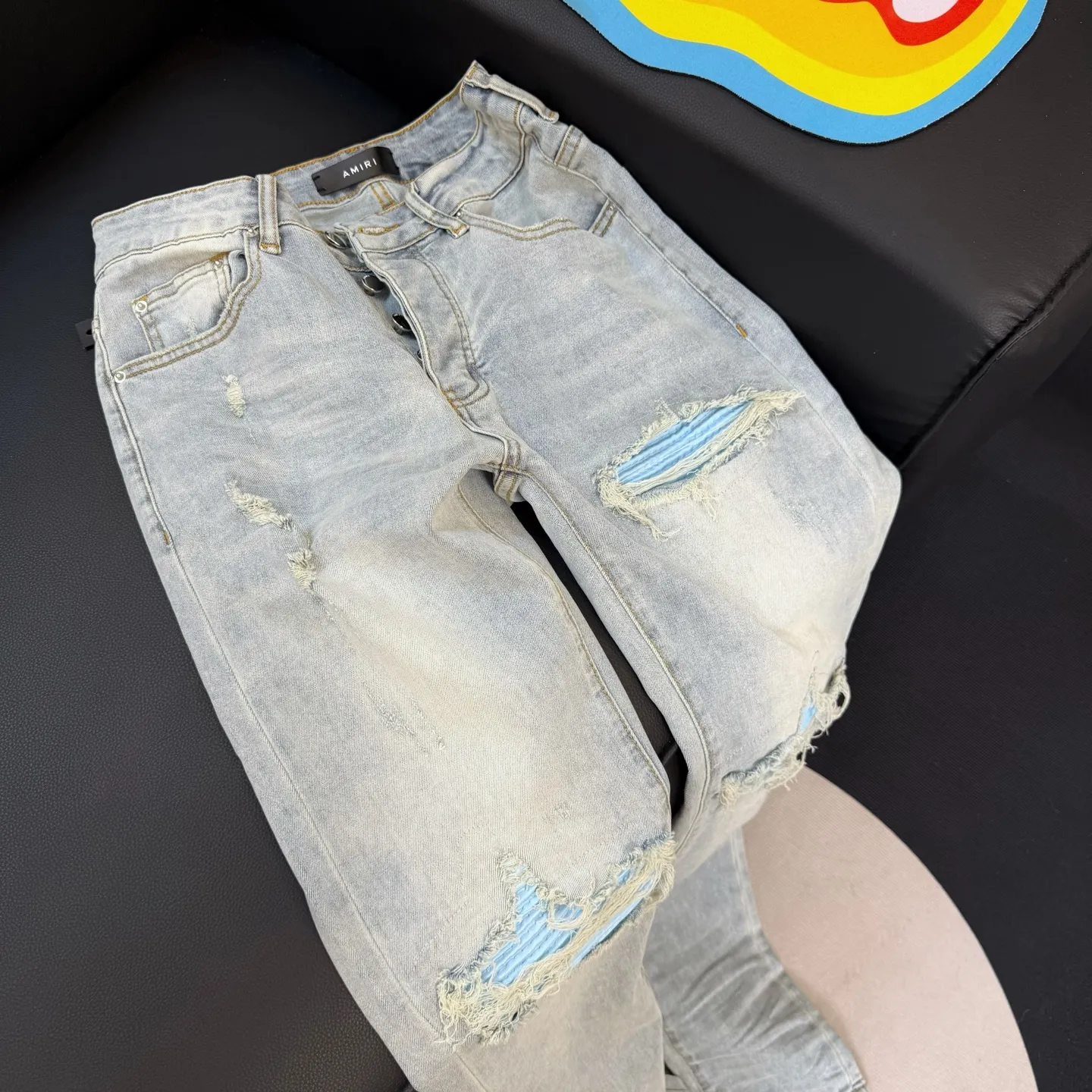 P290 Style number: D301 Non-market currency export order Amiri patchwork leather patch ripped high street slim jeans • Amiri is transliterated as Emil, which is the name of the founder. Mike Amiri, the founder of amiri, grew up in Los Angeles, USA. He was influenced by local street culture and Punk Rock since he was a child, so he founded the amiri brand named after himself. A variety of trendy clothing meets the needs of different fashion players. Amiri clothing has novel and unique styles and is a well-known street brand in the United States. The styles and styles of many clothes are loved by many street photographers. The various clothing styles meet the dressing needs of different people, show their unique temperament, and show the trend of dressing. amiri's jeans are relatively famous. Not only do they have many styles, but the quality of the jeans is also very good. Many celebrities have also worn amiri brand jeans.  The jeans of the amiri brand break through the production process and cutting of the original jeans. The fabrics are relatively soft and comfortable, and are not as hard as some jeans, which can irritate the skin and cause the skin to bleed when worn. Los Angeles trendy brand Amiri's jeans are made with great detail from tailoring to texture, adding wrinkles, bullet holes, damage and other details to add to the trendiness of the jeans. You can choose the style that suits you according to your own needs. Only when you wear a suitable style can you have a certain sense of fashion.  In recent years, high street has become an increasingly common word in men's clothing, and high street style has become an important direction for everyone's matching. High street-related items basically cannot avoid oversize or drop-shoulder tops, and the lower body is matched with trackpants or tight-fitting denim. In my opinion, the most representative one may be denim. What I bring to you today is the MX1 patched denim worn by many Internet celebrities. It is operated by a large washing factory in Guangzhou. The front and back have frayed trouser legs and holes. It is full of high-end sense. The partially destroyed knee design is combined with the leather patchwork design. It has been used as the facade design. Leather waist nameplate. Customized crotch placket hardware. Engraved molding. The focus of this model is not on washing, but on the shape of the damage and the pattern. The secret lies in the craftsmanship of the master. Later, the cost of fraying, horse cutting, knife cutting, etc. These hand-made products are far beyond comparison with assembly line products.  Color: Picture color Size: 30-31-32-33-34-36