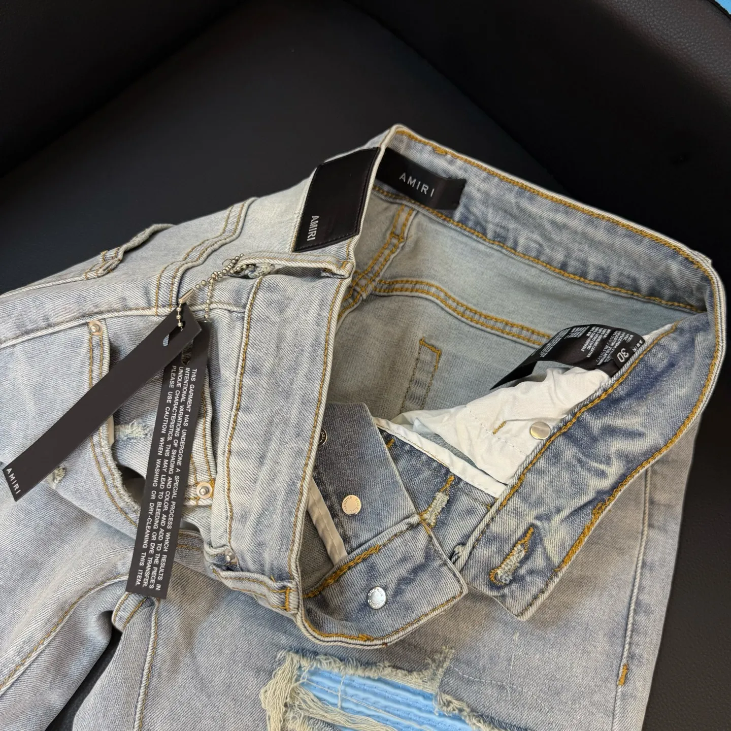 P290 Style number: D301 Non-market currency export order Amiri patchwork leather patch ripped high street slim jeans • Amiri is transliterated as Emil, which is the name of the founder. Mike Amiri, the founder of amiri, grew up in Los Angeles, USA. He was influenced by local street culture and Punk Rock since he was a child, so he founded the amiri brand named after himself. A variety of trendy clothing meets the needs of different fashion players. Amiri clothing has novel and unique styles and is a well-known street brand in the United States. The styles and styles of many clothes are loved by many street photographers. The various clothing styles meet the dressing needs of different people, show their unique temperament, and show the trend of dressing. amiri's jeans are relatively famous. Not only do they have many styles, but the quality of the jeans is also very good. Many celebrities have also worn amiri brand jeans.  The jeans of the amiri brand break through the production process and cutting of the original jeans. The fabrics are relatively soft and comfortable, and are not as hard as some jeans, which can irritate the skin and cause the skin to bleed when worn. Los Angeles trendy brand Amiri's jeans are made with great detail from tailoring to texture, adding wrinkles, bullet holes, damage and other details to add to the trendiness of the jeans. You can choose the style that suits you according to your own needs. Only when you wear a suitable style can you have a certain sense of fashion.  In recent years, high street has become an increasingly common word in men's clothing, and high street style has become an important direction for everyone's matching. High street-related items basically cannot avoid oversize or drop-shoulder tops, and the lower body is matched with trackpants or tight-fitting denim. In my opinion, the most representative one may be denim. What I bring to you today is the MX1 patched denim worn by many Internet celebrities. It is operated by a large washing factory in Guangzhou. The front and back have frayed trouser legs and holes. It is full of high-end sense. The partially destroyed knee design is combined with the leather patchwork design. It has been used as the facade design. Leather waist nameplate. Customized crotch placket hardware. Engraved molding. The focus of this model is not on washing, but on the shape of the damage and the pattern. The secret lies in the craftsmanship of the master. Later, the cost of fraying, horse cutting, knife cutting, etc. These hand-made products are far beyond comparison with assembly line products.  Color: Picture color Size: 30-31-32-33-34-36