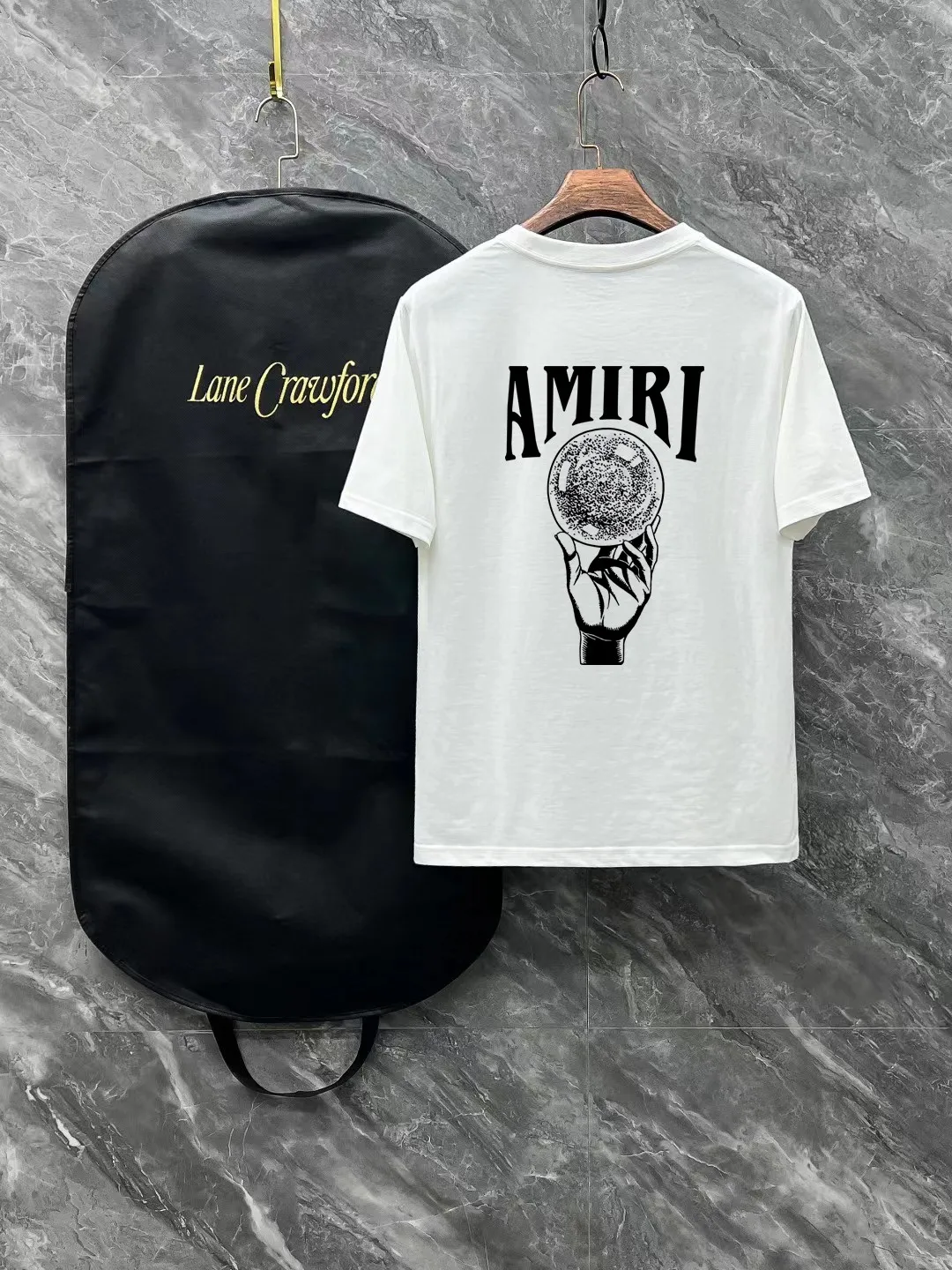 P150 AMIRI# 2025 spring and summer new style debut counter, the latest short-sleeved round neck T-shirt, high-end custom design, avant-garde and fashionable! The brand logo is designed with heavy craftsmanship. High-end customized 250g Xinjiang long-staple cotton fabric. Soft to the touch. Comfortable to wear. Exquisite stitching at the counter level. Fine workmanship. The upper body effect is incomparably handsome! A must-have item for a stylish man! Color: black. White! Size: S M L