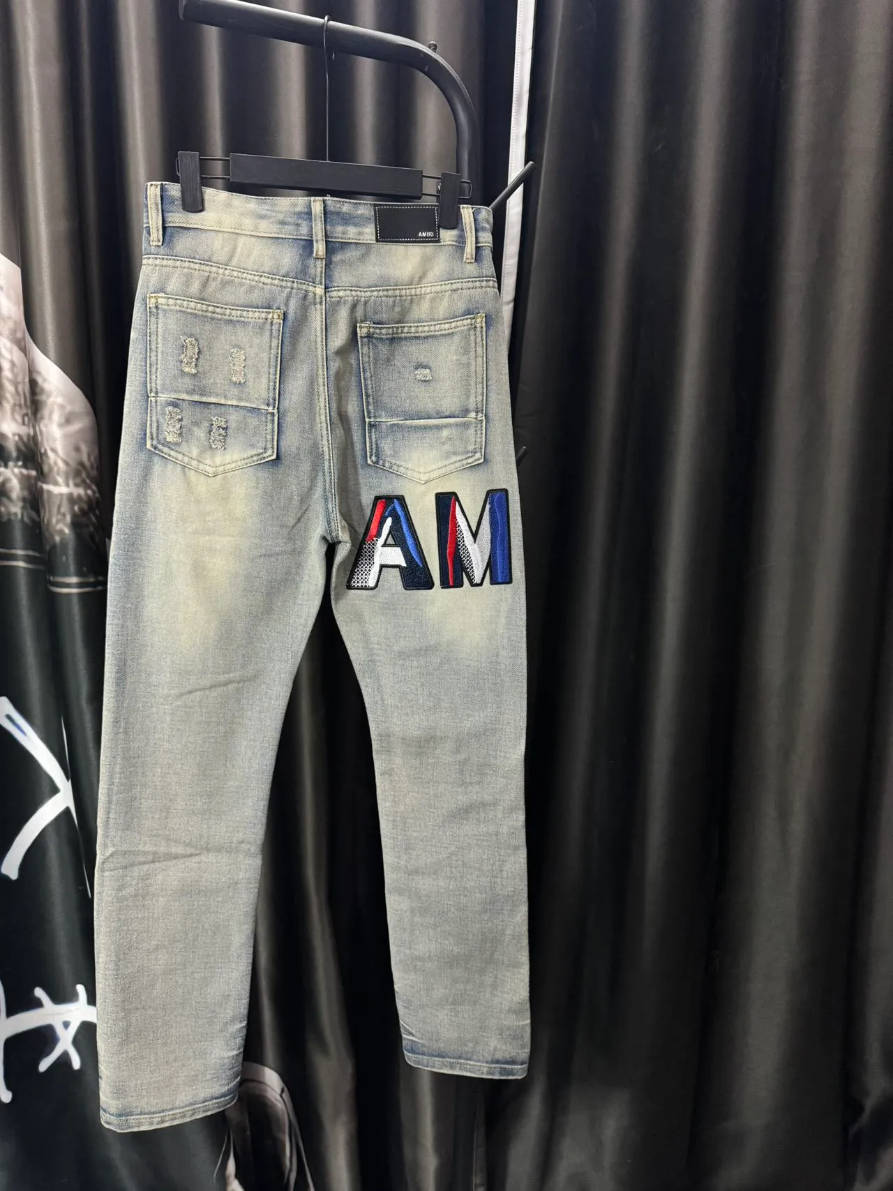 P166 Top replica AMIRI splash-ink medal patch embroidered jeans trousers AMIRI high street basic ripped tight stretch jeans trousers Amiriamiri is transliterated as Emil, which is the name of the founder. Mike Amiri, the founder of amiri, grew up in Los Angeles, USA. He was influenced by the local street culture Rock since childhood, so he founded the amiri brand named after himself. A variety of fashion brand clothing meets the needs of different fashion players. Amiri clothing has novel and unique styles and is a well-known street brand in the United States. Many of its styles and styles are loved by many street photographers. Various clothing styles meet the needs of different people, show their unique temperament, and show the trend of dressing. amiri's jeans are relatively famous. Not only do they have many styles, but the quality of the jeans is also very good. Many celebrities have also worn amiri brand jeans.  The jeans of the amiri brand break through the production process and cutting of the original jeans. The fabrics are relatively soft and comfortable, and are not as hard as some jeans, which can irritate the skin and cause the skin to bleed when worn. Los Angeles trendy brand Amiri's jeans are made with great detail from tailoring to texture, adding wrinkles, bullet holes, damage and other details to add to the trendiness of the jeans. You can choose the style that suits you according to your own needs. Only when you wear a suitable style can you have a certain sense of fashion.  In recent years, high street has become a word that appears more and more frequently in men's clothing. High street style has also become an important direction for everyone's matching. High street related items are basically inseparable from oversize or off-shoulder tops. The lower body is matched with trackpants or tight-fitting denim. In my opinion, the most representative one is perhaps annihilation. Color; picture color Size: m l xl xxl