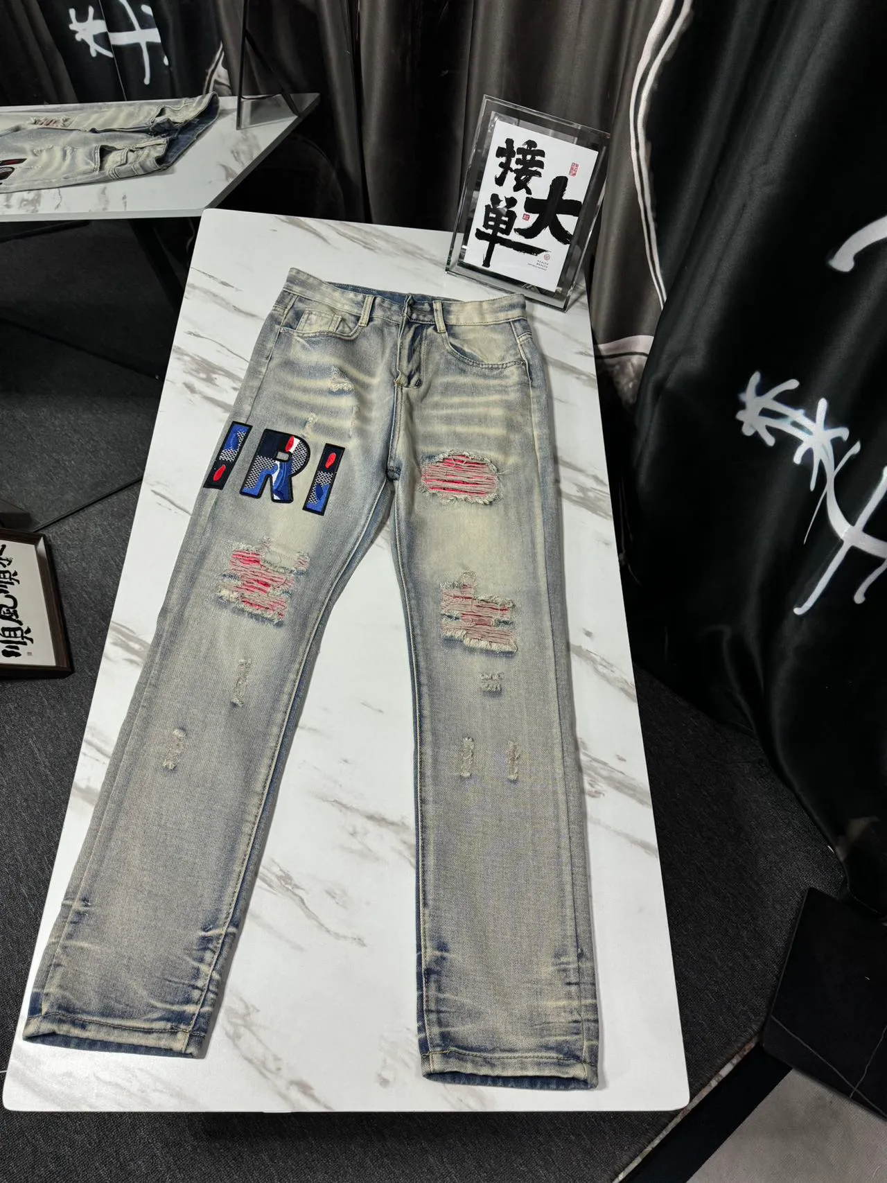 P166 Top replica AMIRI splash-ink medal patch embroidered jeans trousers AMIRI high street basic ripped tight stretch jeans trousers Amiriamiri is transliterated as Emil, which is the name of the founder. Mike Amiri, the founder of amiri, grew up in Los Angeles, USA. He was influenced by the local street culture Rock since childhood, so he founded the amiri brand named after himself. A variety of fashion brand clothing meets the needs of different fashion players. Amiri clothing has novel and unique styles and is a well-known street brand in the United States. Many of its styles and styles are loved by many street photographers. Various clothing styles meet the needs of different people, show their unique temperament, and show the trend of dressing. amiri's jeans are relatively famous. Not only do they have many styles, but the quality of the jeans is also very good. Many celebrities have also worn amiri brand jeans.  The jeans of the amiri brand break through the production process and cutting of the original jeans. The fabrics are relatively soft and comfortable, and are not as hard as some jeans, which can irritate the skin and cause the skin to bleed when worn. Los Angeles trendy brand Amiri's jeans are made with great detail from tailoring to texture, adding wrinkles, bullet holes, damage and other details to add to the trendiness of the jeans. You can choose the style that suits you according to your own needs. Only when you wear a suitable style can you have a certain sense of fashion.  In recent years, high street has become a word that appears more and more frequently in men's clothing. High street style has also become an important direction for everyone's matching. High street related items are basically inseparable from oversize or off-shoulder tops. The lower body is matched with trackpants or tight-fitting denim. In my opinion, the most representative one is perhaps annihilation. Color; picture color Size: m l xl xxl