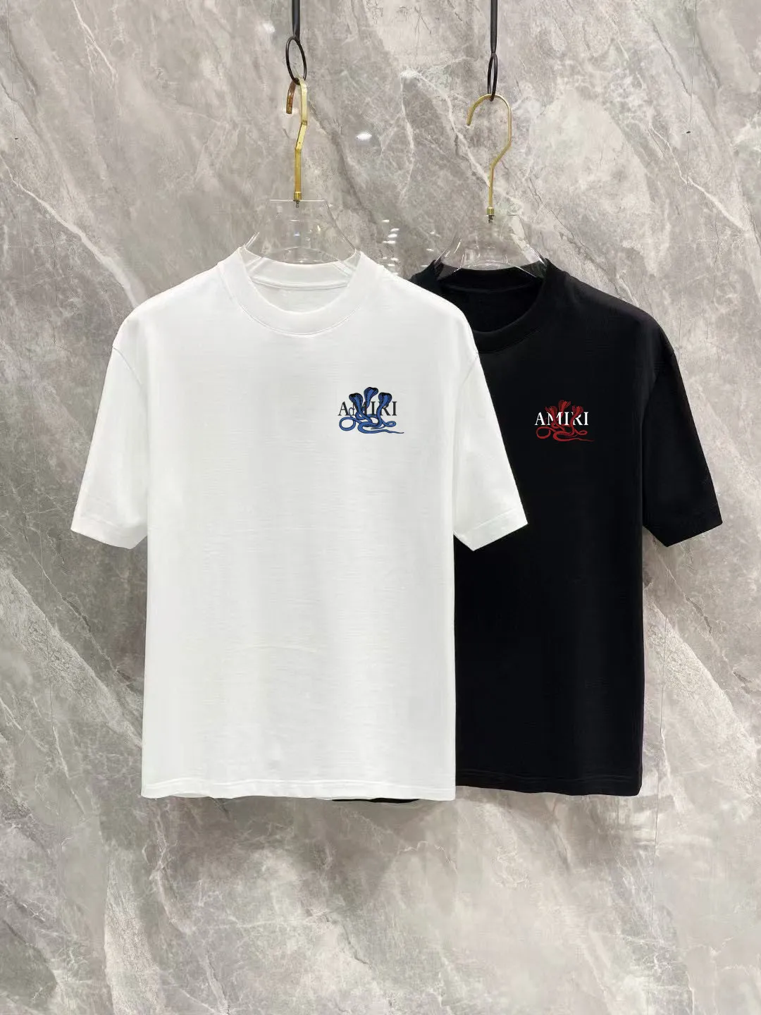 P150 AMIRI 2025 spring and summer new style debut counter, the latest short-sleeved round neck T-shirt, high-end custom design, avant-garde and fashionable! The brand logo is designed with heavy craftsmanship printing, 250 grams of Xinjiang long-staple cotton fabric, comfortable to wear. Counter-level exquisite stitching. Fine workmanship. The upper body effect is incomparably handsome! A must-have item for a stylish man! Color: Black White Size: S-2XL (sub-size) Slightly wide version Size: S M L Due to manual measurement, there is a deviation of about 1-3CM in the size, please forgive me.