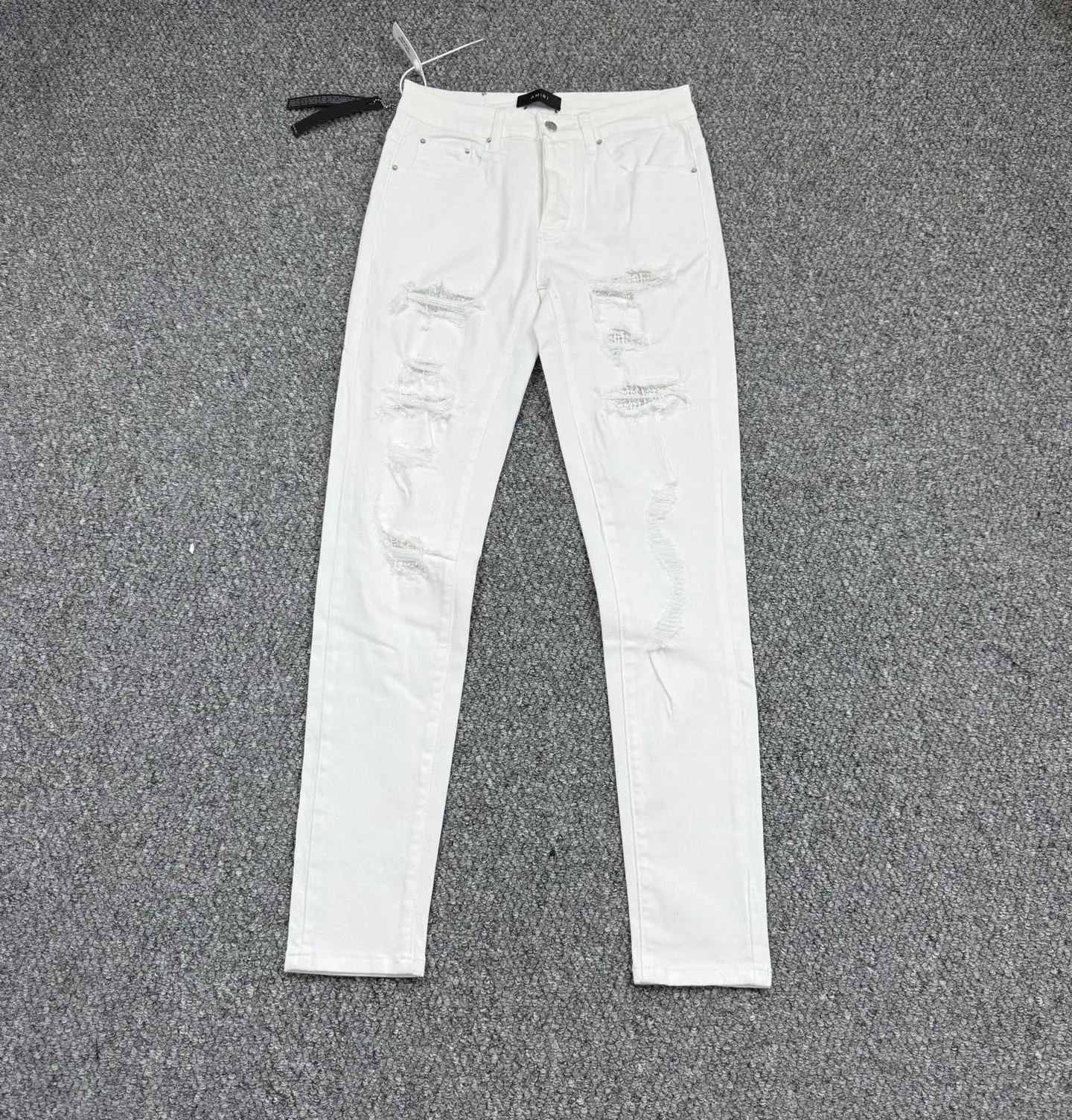 P260 Style number: H59 AMIRI & AMIRI new jeans linhchuan diamond logo washed holes pattern denim shorts elastic denim trousers same style for men and women Accessories: accessories are complete, all in original packaging, two hang tags to distinguish the low-end version outside, the hardware is standard to the original original aluminum alloy buckle with logo, and every detail is superior to any version on the market Fabric: Genuine pattern-making and standard genuine custom-made imported fabrics using unique washing and dyeing methods, and individually hand-painted - hand-painted ripped micro-elastic jeans Color: white hot diamond Size: 30 32 34 36