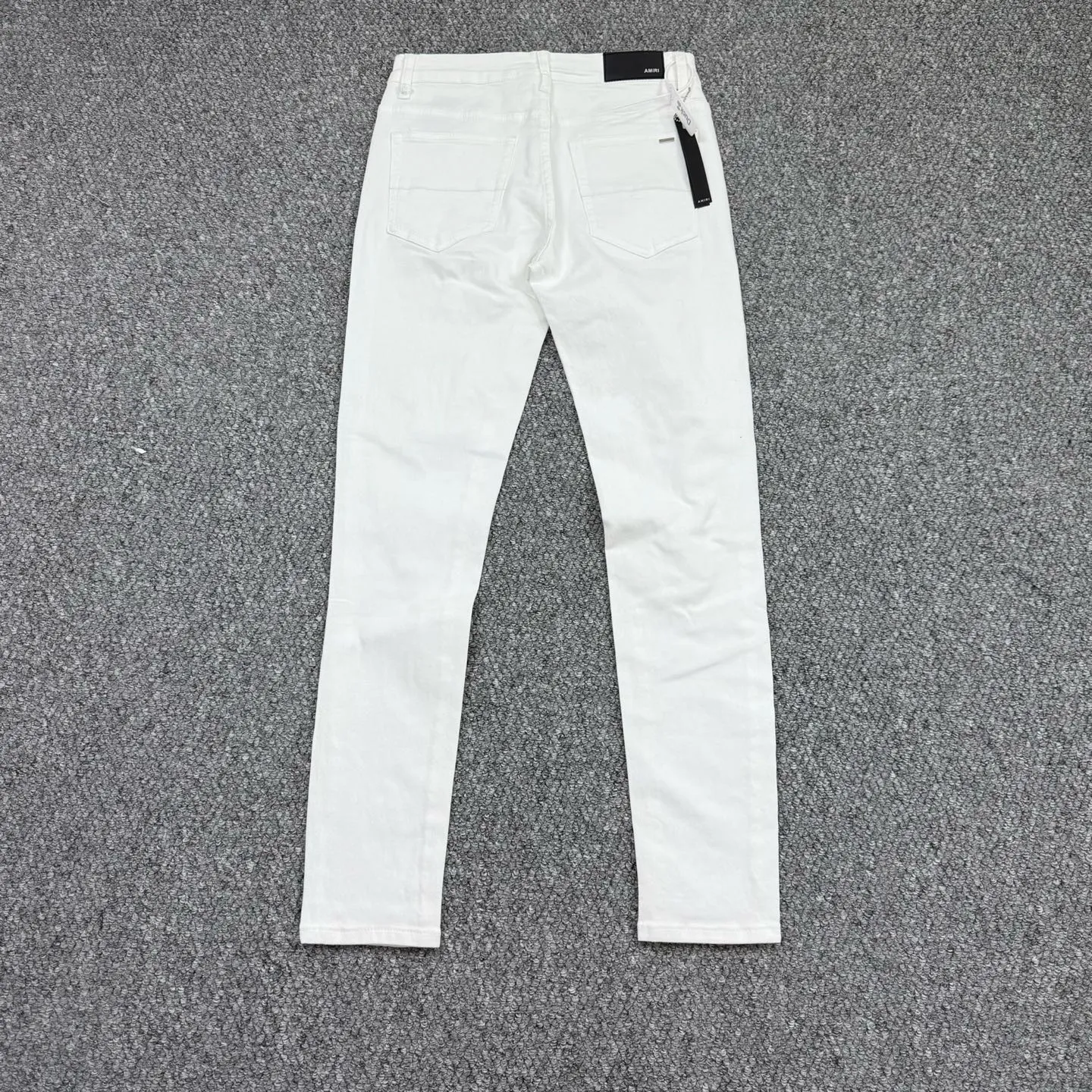 P260 Style number: H59 AMIRI & AMIRI new jeans linhchuan diamond logo washed holes pattern denim shorts elastic denim trousers same style for men and women Accessories: accessories are complete, all in original packaging, two hang tags to distinguish the low-end version outside, the hardware is standard to the original original aluminum alloy buckle with logo, and every detail is superior to any version on the market Fabric: Genuine pattern-making and standard genuine custom-made imported fabrics using unique washing and dyeing methods, and individually hand-painted - hand-painted ripped micro-elastic jeans Color: white hot diamond Size: 30 32 34 36