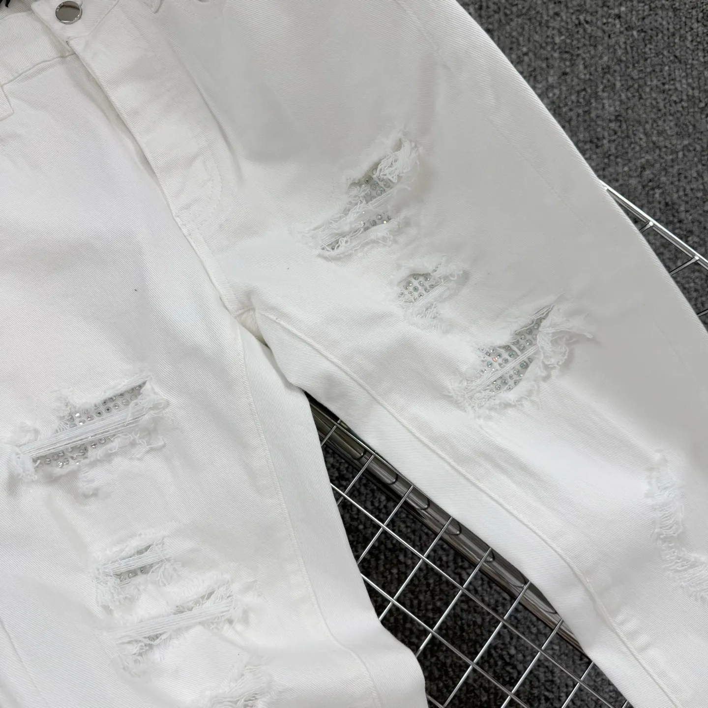 P260 Style number: H59 AMIRI & AMIRI new jeans linhchuan diamond logo washed holes pattern denim shorts elastic denim trousers same style for men and women Accessories: accessories are complete, all in original packaging, two hang tags to distinguish the low-end version outside, the hardware is standard to the original original aluminum alloy buckle with logo, and every detail is superior to any version on the market Fabric: Genuine pattern-making and standard genuine custom-made imported fabrics using unique washing and dyeing methods, and individually hand-painted - hand-painted ripped micro-elastic jeans Color: white hot diamond Size: 30 32 34 36