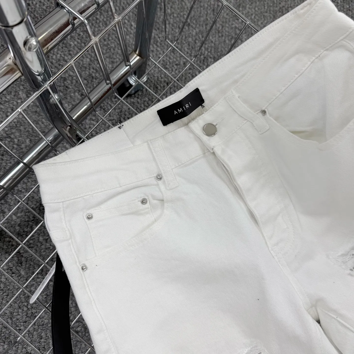 P260 Style number: H59 AMIRI & AMIRI new jeans linhchuan diamond logo washed holes pattern denim shorts elastic denim trousers same style for men and women Accessories: accessories are complete, all in original packaging, two hang tags to distinguish the low-end version outside, the hardware is standard to the original original aluminum alloy buckle with logo, and every detail is superior to any version on the market Fabric: Genuine pattern-making and standard genuine custom-made imported fabrics using unique washing and dyeing methods, and individually hand-painted - hand-painted ripped micro-elastic jeans Color: white hot diamond Size: 30 32 34 36