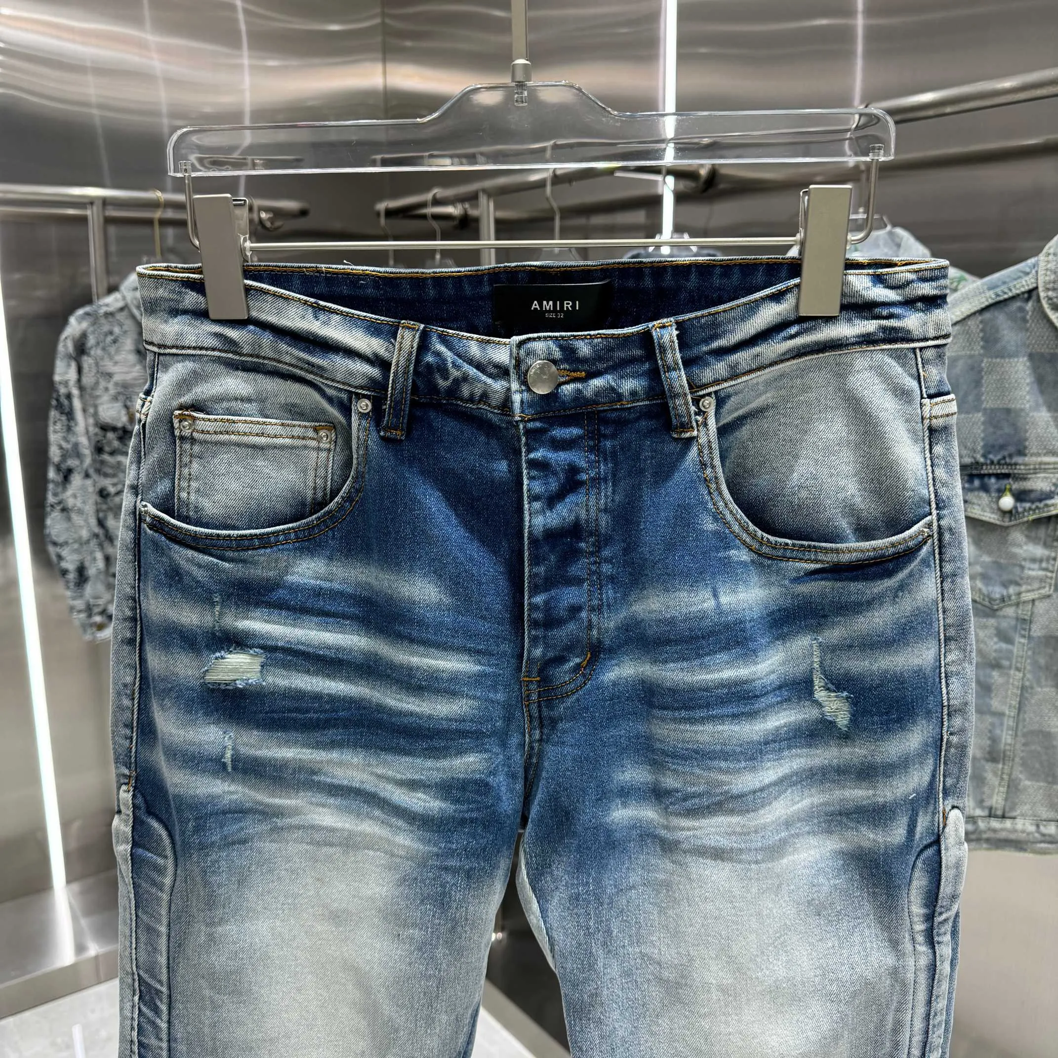 P290 Amiri ripped back pocket letter embroidery street fashion slim fit stretch jeans Color light blue Size 30 32 34 36 38