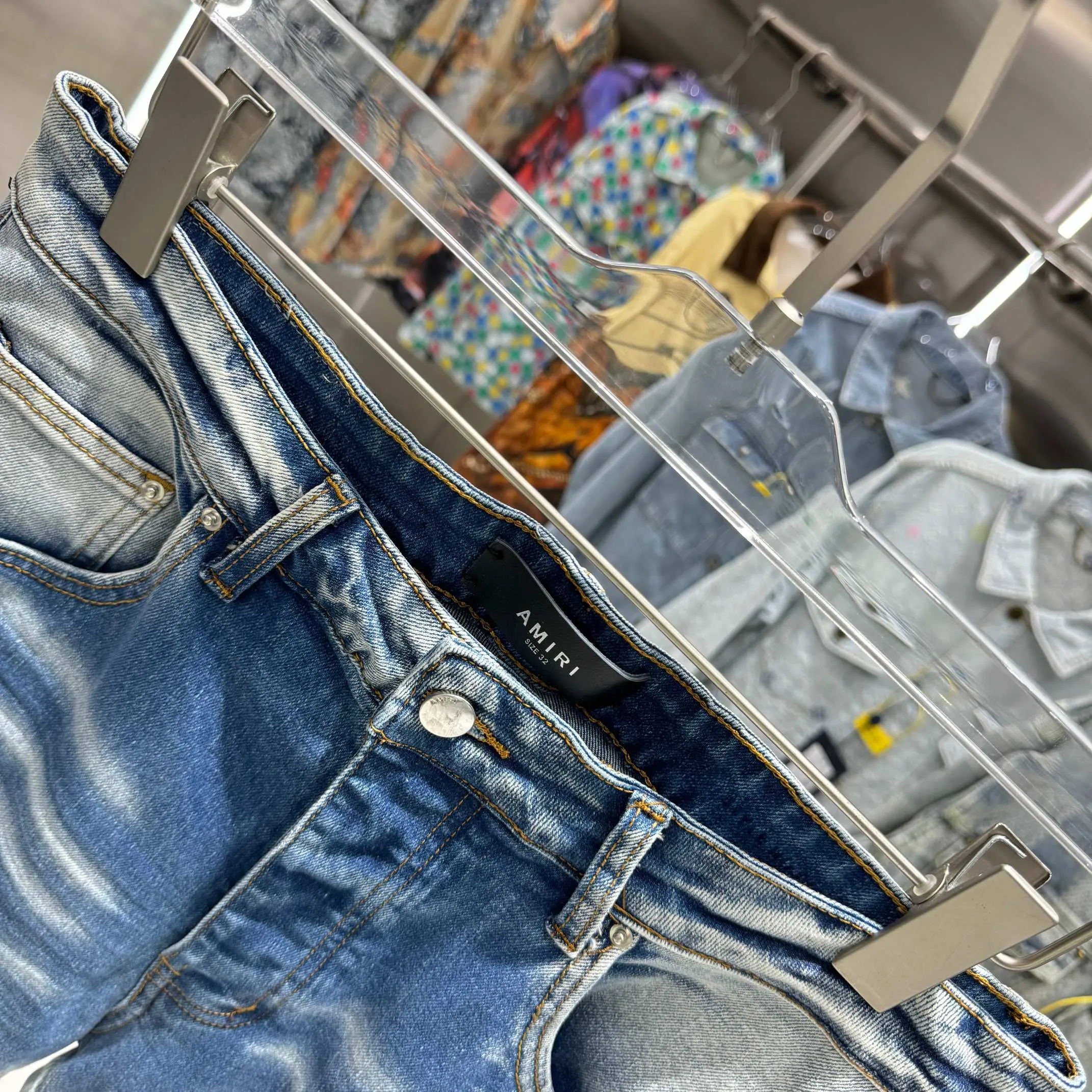 P290 Amiri ripped back pocket letter embroidery street fashion slim fit stretch jeans Color light blue Size 30 32 34 36 38
