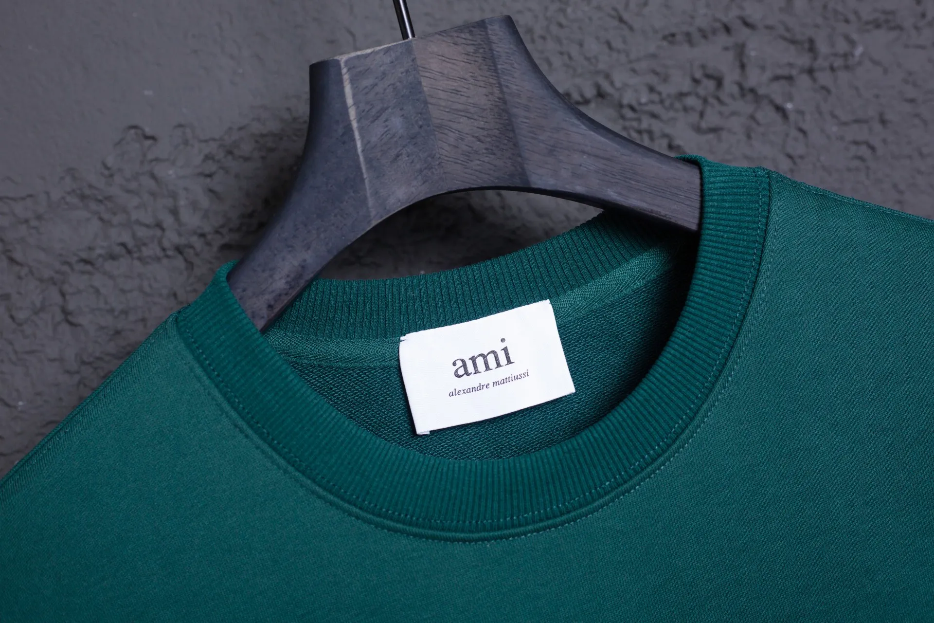 P146 Exclusive background picture AMI 25 autumn and winter new classic little love embroidered pullover sweatshirt Customized 360g pure cotton fabric High version New main wheat Washed wheat Same style for men and women Color: dark green Size: S-XL