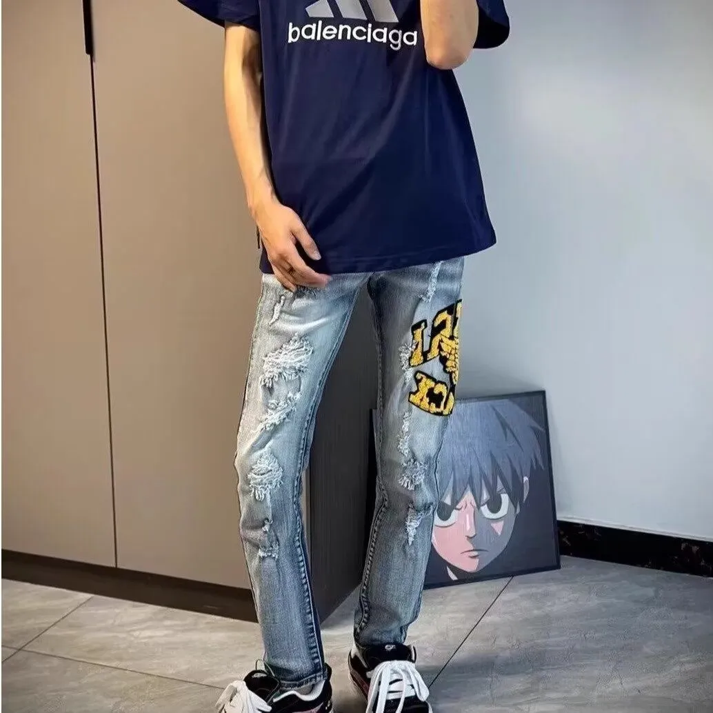 #M14 P168💰 Heavyweight AMIRI 24ss embroidery wings high street jeans slim fit stretch washed knife cut hole trousers FOG high street men's trend AMIRI amiri is transliterated as Emil, which is the name of the founder. Mike Amiri, the founder of amiri, grew up in Los Angeles, USA, and was influenced by local street culture and Punk Rock since he was a child. Due to his influence, he founded the amiri brand named after himself. A variety of trendy clothing meets the needs of different fashion players. Amiri clothing has novel and unique styles and is a well-known street brand in the United States. The styles and styles of many clothes are loved by many street photographers. The various clothing styles meet the dressing needs of different people, show their unique temperament, and show the trend of dressing. amiri's jeans are relatively famous. Not only do they have many styles, but the quality of the jeans is also very good. Many celebrities have also worn amiri brand jeans. Color: Picture color Size: 30-32-34-36