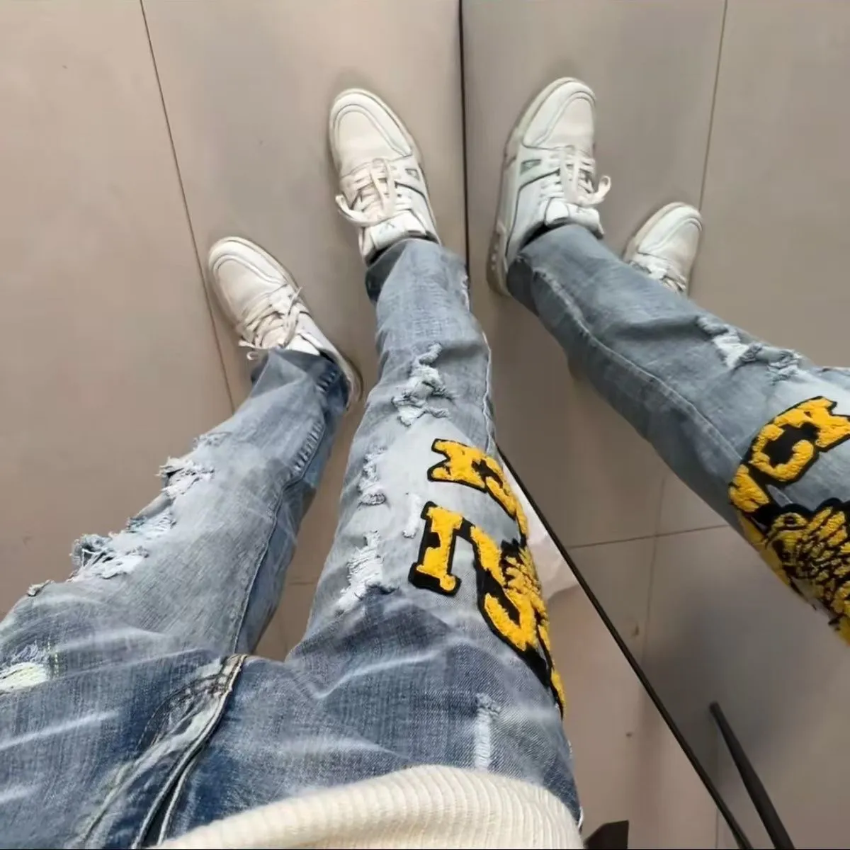 #M14 P168💰 Heavyweight AMIRI 24ss embroidery wings high street jeans slim fit stretch washed knife cut hole trousers FOG high street men's trend AMIRI amiri is transliterated as Emil, which is the name of the founder. Mike Amiri, the founder of amiri, grew up in Los Angeles, USA, and was influenced by local street culture and Punk Rock since he was a child. Due to his influence, he founded the amiri brand named after himself. A variety of trendy clothing meets the needs of different fashion players. Amiri clothing has novel and unique styles and is a well-known street brand in the United States. The styles and styles of many clothes are loved by many street photographers. The various clothing styles meet the dressing needs of different people, show their unique temperament, and show the trend of dressing. amiri's jeans are relatively famous. Not only do they have many styles, but the quality of the jeans is also very good. Many celebrities have also worn amiri brand jeans. Color: Picture color Size: 30-32-34-36