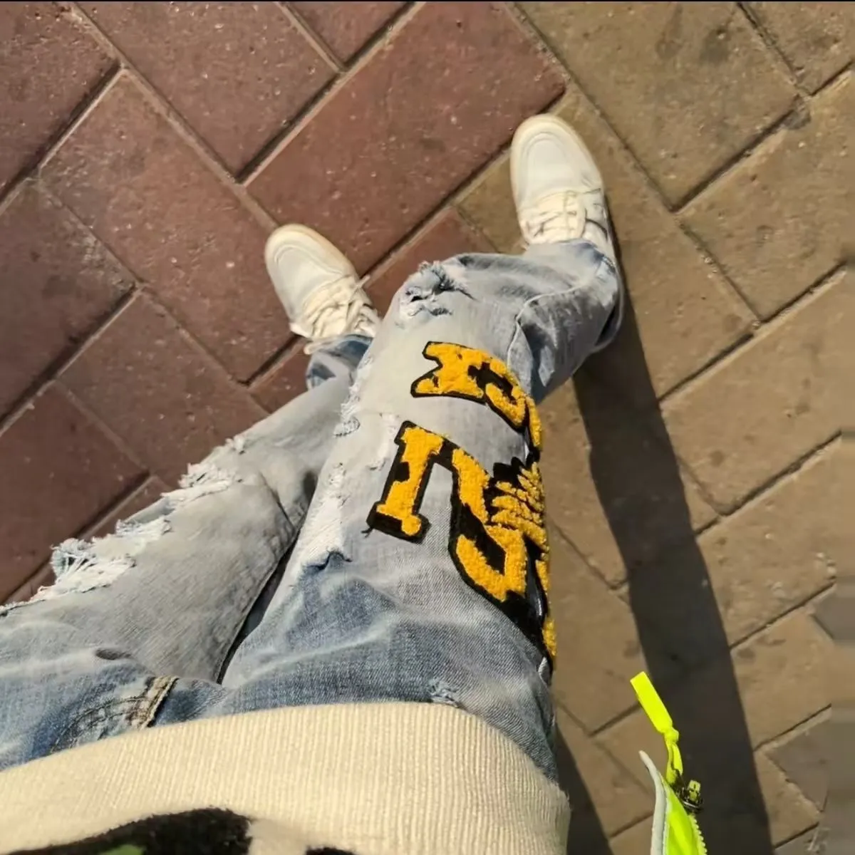 #M14 P168💰 Heavyweight AMIRI 24ss embroidery wings high street jeans slim fit stretch washed knife cut hole trousers FOG high street men's trend AMIRI amiri is transliterated as Emil, which is the name of the founder. Mike Amiri, the founder of amiri, grew up in Los Angeles, USA, and was influenced by local street culture and Punk Rock since he was a child. Due to his influence, he founded the amiri brand named after himself. A variety of trendy clothing meets the needs of different fashion players. Amiri clothing has novel and unique styles and is a well-known street brand in the United States. The styles and styles of many clothes are loved by many street photographers. The various clothing styles meet the dressing needs of different people, show their unique temperament, and show the trend of dressing. amiri's jeans are relatively famous. Not only do they have many styles, but the quality of the jeans is also very good. Many celebrities have also worn amiri brand jeans. Color: Picture color Size: 30-32-34-36