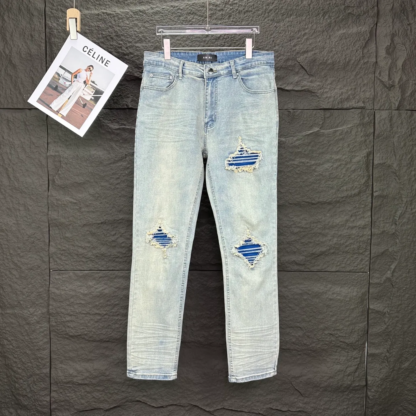 P220 Amiri 2025 new ripped blue leather patch couples style washed stretch jeans 🔥High version🔥High version🔥Top ceiling quality Styles with different washed textures are very friendly to people with thin legs and thick legs. The straight version is very flattering to the leg shape. Moderate length that never goes out of style, easy to match with casually, basic styling for various styles, a must-have in the wardrobe! The fabric is stiff but also makes the upper body soft without losing texture. The washing process is even more perfect. It is a must-have item for everyone! ! ! Washed wheat, hang tag, pants label, three complete labels Color: light blue Size: 28, 30, 32, 34 (four sizes)
