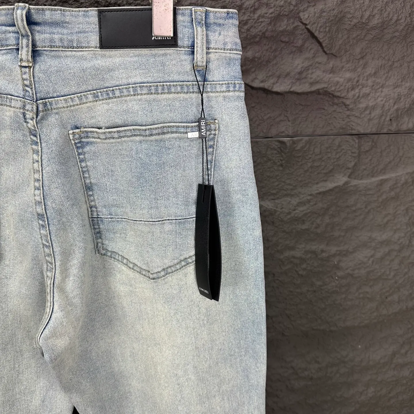 P220 Amiri 2025 new ripped blue leather patch couples style washed stretch jeans 🔥High version🔥High version🔥Top ceiling quality Styles with different washed textures are very friendly to people with thin legs and thick legs. The straight version is very flattering to the leg shape. Moderate length that never goes out of style, easy to match with casually, basic styling for various styles, a must-have in the wardrobe! The fabric is stiff but also makes the upper body soft without losing texture. The washing process is even more perfect. It is a must-have item for everyone! ! ! Washed wheat, hang tag, pants label, three complete labels Color: light blue Size: 28, 30, 32, 34 (four sizes)