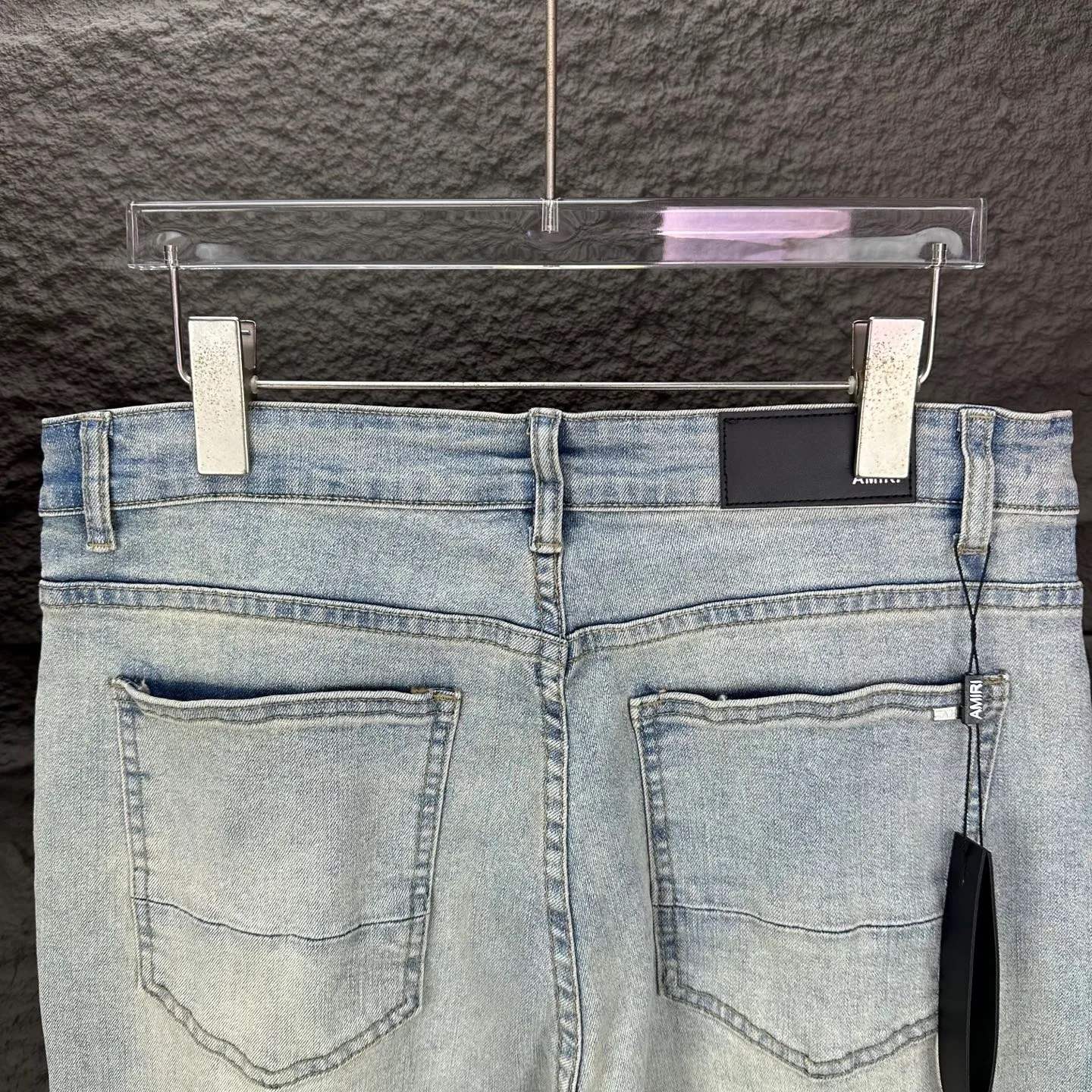 P220 Amiri 2025 new ripped blue leather patch couples style washed stretch jeans 🔥High version🔥High version🔥Top ceiling quality Styles with different washed textures are very friendly to people with thin legs and thick legs. The straight version is very flattering to the leg shape. Moderate length that never goes out of style, easy to match with casually, basic styling for various styles, a must-have in the wardrobe! The fabric is stiff but also makes the upper body soft without losing texture. The washing process is even more perfect. It is a must-have item for everyone! ! ! Washed wheat, hang tag, pants label, three complete labels Color: light blue Size: 28, 30, 32, 34 (four sizes)
