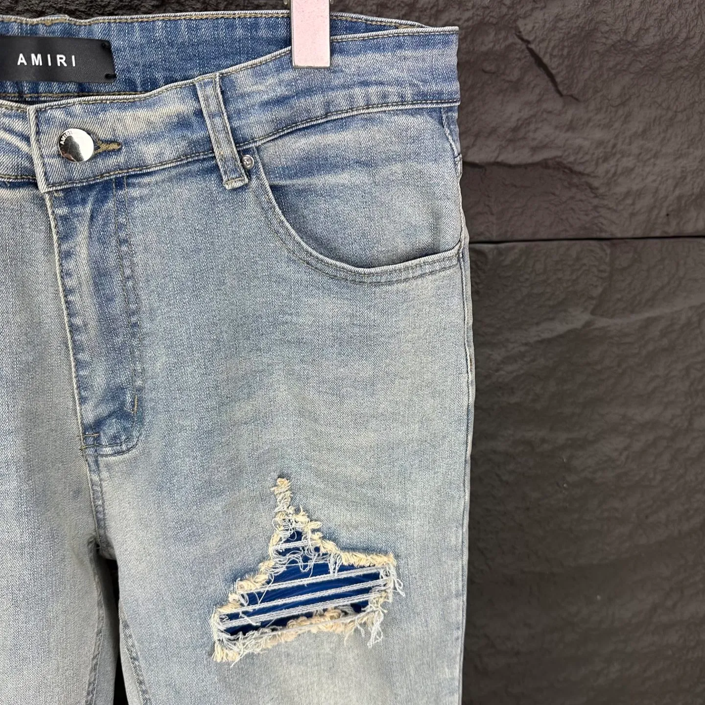 P220 Amiri 2025 new ripped blue leather patch couples style washed stretch jeans 🔥High version🔥High version🔥Top ceiling quality Styles with different washed textures are very friendly to people with thin legs and thick legs. The straight version is very flattering to the leg shape. Moderate length that never goes out of style, easy to match with casually, basic styling for various styles, a must-have in the wardrobe! The fabric is stiff but also makes the upper body soft without losing texture. The washing process is even more perfect. It is a must-have item for everyone! ! ! Washed wheat, hang tag, pants label, three complete labels Color: light blue Size: 28, 30, 32, 34 (four sizes)