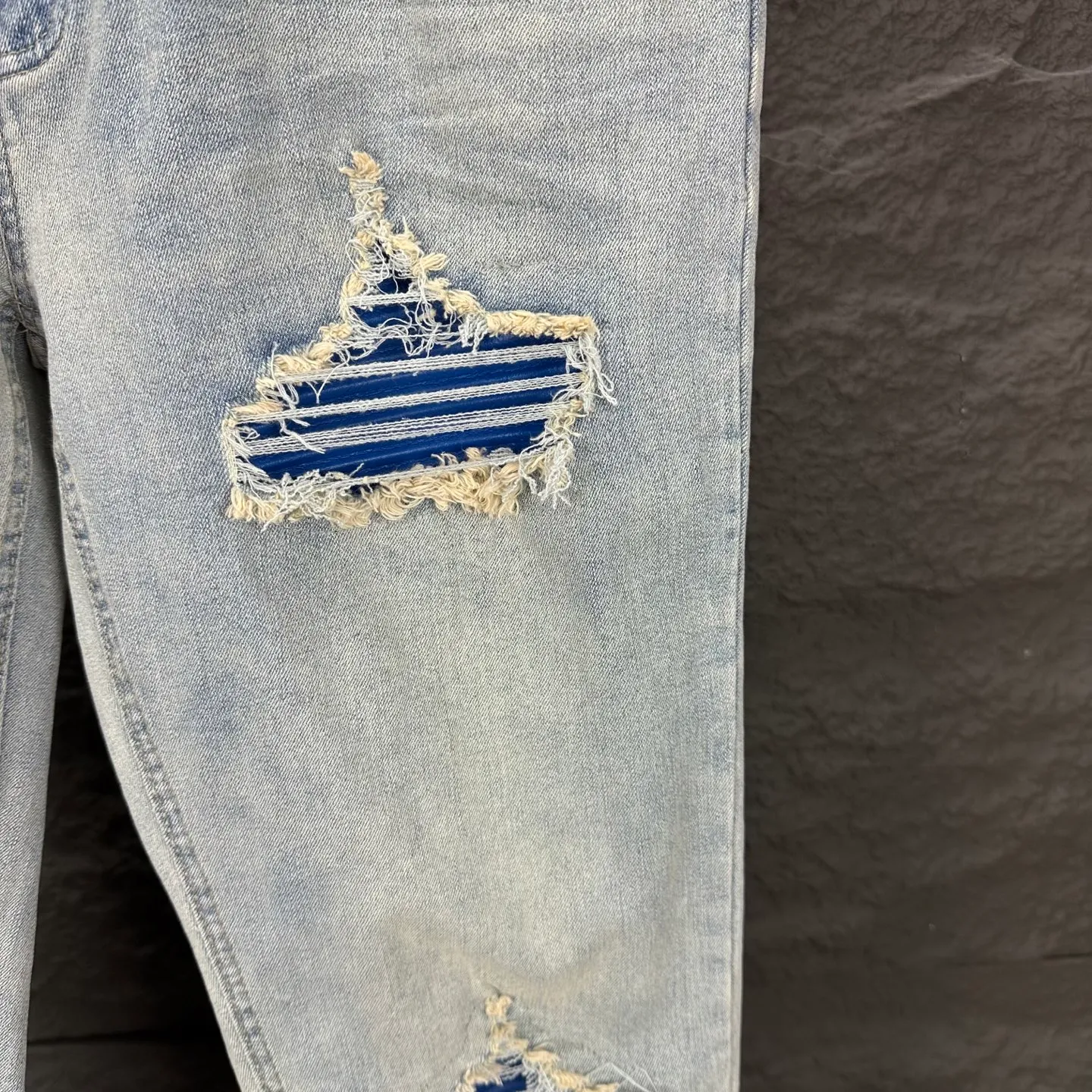 P220 Amiri 2025 new ripped blue leather patch couples style washed stretch jeans 🔥High version🔥High version🔥Top ceiling quality Styles with different washed textures are very friendly to people with thin legs and thick legs. The straight version is very flattering to the leg shape. Moderate length that never goes out of style, easy to match with casually, basic styling for various styles, a must-have in the wardrobe! The fabric is stiff but also makes the upper body soft without losing texture. The washing process is even more perfect. It is a must-have item for everyone! ! ! Washed wheat, hang tag, pants label, three complete labels Color: light blue Size: 28, 30, 32, 34 (four sizes)