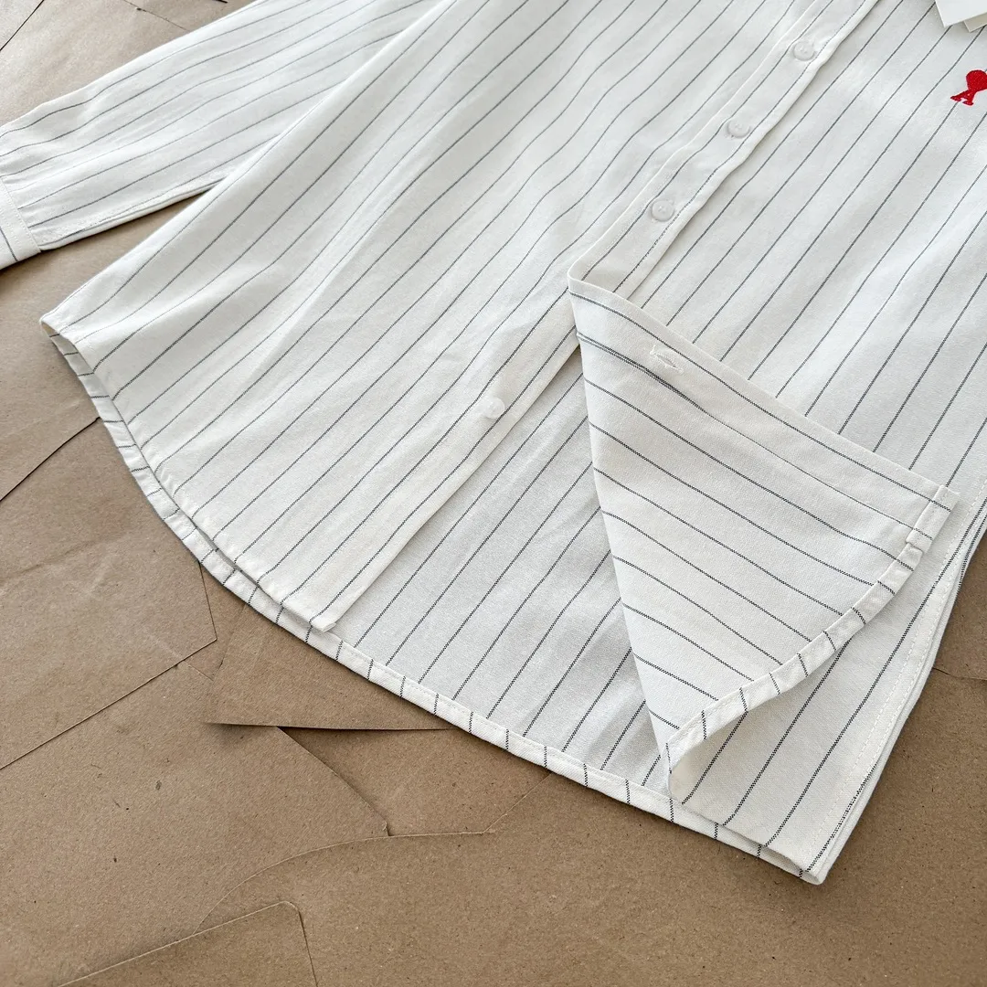 Ami Paris Oxford cloth cotton button-down corner collar casual shirt-little red heart striped couple's long-sleeved shirt-same style for men and women. Red little love letter embroidery decoration fashionable and versatile long-sleeved shirt! On sale simultaneously at counters!  A well-known French affordable luxury fashion brand. The brand's classic elements are embellishments sought after by major celebrities. Its basic simple design and fashionable style make it a must-have couple's shirt for men and women!  Made of custom-woven 100% Oxford cloth pure cotton, it feels soft and delicate, has excellent moisture absorption and perspiration performance, and is very comfortable and skin-friendly when worn next to the skin! The chest of the shirt is decorated with the classic love letter A logo embroidery. The top-notch embroidery technology is tight, full and full of details, and is cleverly embellished with bright red. It carries all the eye-catching points. It follows the consistent minimalist French attitude. The fabric is soft and comfortable, suitable for any versatile casual shirt couple!  Color: off-white Size: S-XXL S: Bust 96 Shoulder width 44 Length 68 Sleeve length 58 M: Bust 100 Shoulder width 46 Length 70 Sleeve length 60 L: Bust 104 Shoulder width 48 Length 72 Sleeve length 62 XL: Bust 108 Shoulder width 50 Length 74 Sleeve length 63 XXL: Bust 112 Shoulder width 52, clothing length 76, sleeve length 64