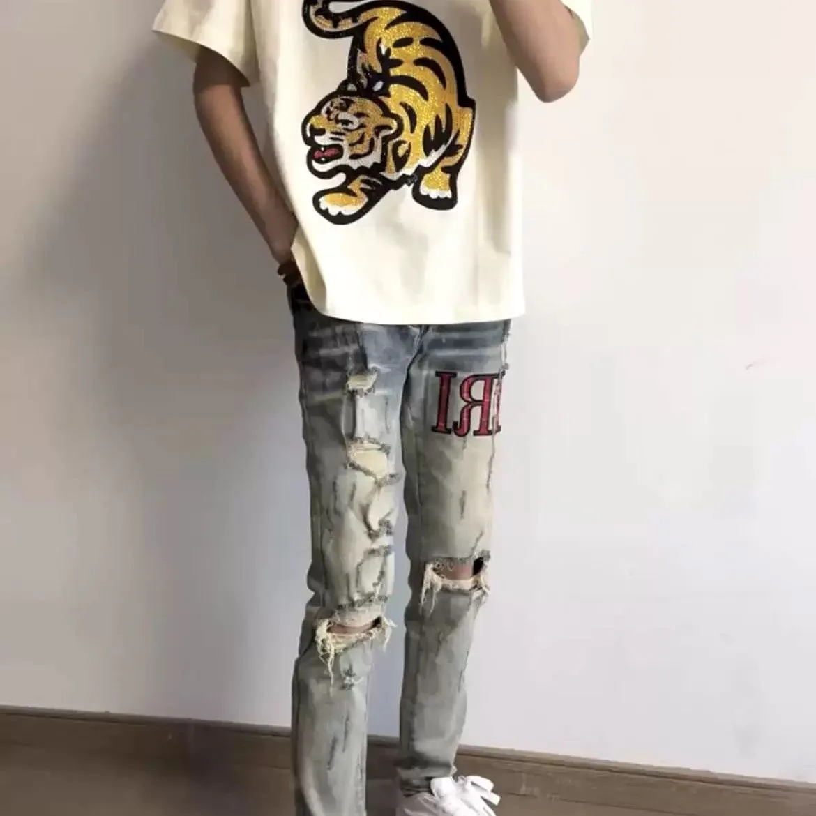 #M49 P168💰 Amiri classic embroidered patched leather distressed lettered jeans. Slim fit jeans. Produced by a major washed factory. Full of high-end feel. Partial destruction of the knees and patchwork design. Already used as a facade design. Leather waist nameplate. The focus of this style is not on the washing, but on the destroyed shape and version. The secret lies in the craftsmanship of the master. The cost of post-processing, grinding, cutting, etc. is far beyond the cost of assembly line products. Color: Picture color Size: 30-32-34-36