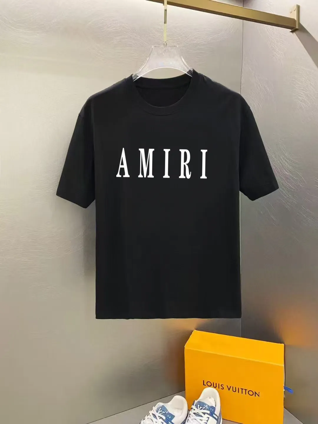 P140 AMIRI 2025 early spring new style debut counter latest short-sleeved round neck T-shirt, high-end custom design, avant-garde and fashionable! High-end customized high-count long-staple cotton fabric. Comfortable to wear. Exquisite counter-level stitching. Fine workmanship. The upper body effect is incomparably handsome! A must-have item for a stylish man! Size: S M L