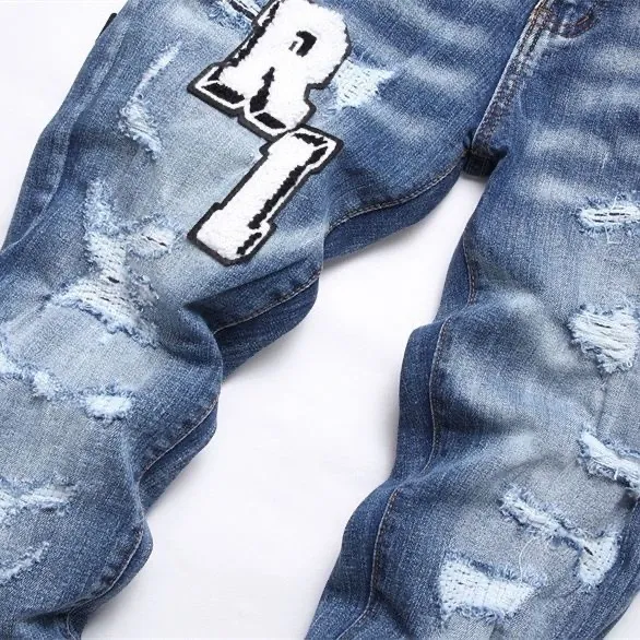 P196 Top replica AMIRI jeans trousers AMIRI high street basic ripped tight stretch jeans trousers Amiriamiri is transliterated as Emil, which is the name of the founder. Mike Amiri, the founder of amiri, grew up in Los Angeles, USA. He was influenced by the local street culture Rock since he was a child, so he founded the amiri brand named after himself. A variety of trendy brand clothing meets the needs of different fashion players. Amiri clothing has novel and unique styles and is a well-known street brand in the United States. Many of its styles and styles are loved by many street photographers. Various clothing styles meet the needs of different people, show their unique temperament, and show the trend of dressing. amiri's jeans are relatively famous. Not only do they have many styles, but the quality of the jeans is also very good. Many celebrities have also worn amiri brand jeans.  The jeans of the amiri brand break through the production process and cutting of the original jeans. The fabrics are relatively soft and comfortable, and are not as hard as some jeans, which can irritate the skin and cause the skin to bleed when worn. Los Angeles trendy brand Amiri's jeans are made with great detail from tailoring to texture, adding wrinkles, bullet holes, damage and other details to add to the trendiness of the jeans. You can choose the style that suits you according to your own needs. Only when you wear a suitable style can you have a certain sense of fashion.  In recent years, high street has become a word that appears more and more frequently in men's clothing. High street style has also become an important direction for everyone's matching. High street related items are basically inseparable from oversize or off-shoulder tops. The lower body is matched with trackpants or tight-fitting denim. In my opinion, the most representative one is perhaps annihilation. Color; picture color Size: m l xl xxl