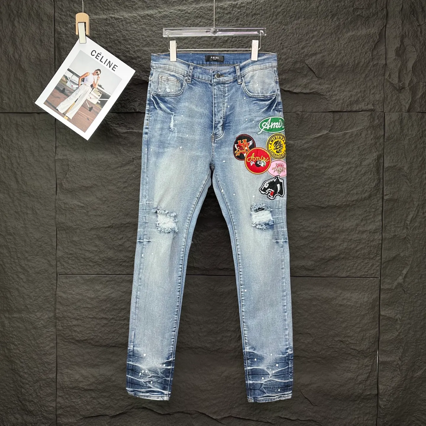P240 AMIRI 2025 New Splash Ink Hole Embroidered Badge Letters Couple Style Washed Stretch Jeans 🔥High Version🔥High Version🔥 Top Ceiling Quality Styles with different washed textures are very friendly to people with thin legs and thick legs. The straight and slim version is very flattering to the leg shape. Moderate length that never goes out of style, easy and casual to match, basic styling for various styles, a must-have in the wardrobe! There are multiple embroidered badges on the trouser legs, making them look more workmanlike and eye-catching! The fabric is stiff but also makes the upper body soft without losing texture. The washing process is even more perfect. It is a must-have item for everyone! ! ! Washed wheat, hang tag, pants label, complete with three labels Color: black, blue Size: 28, 30, 32, 34, 36 (five sizes)