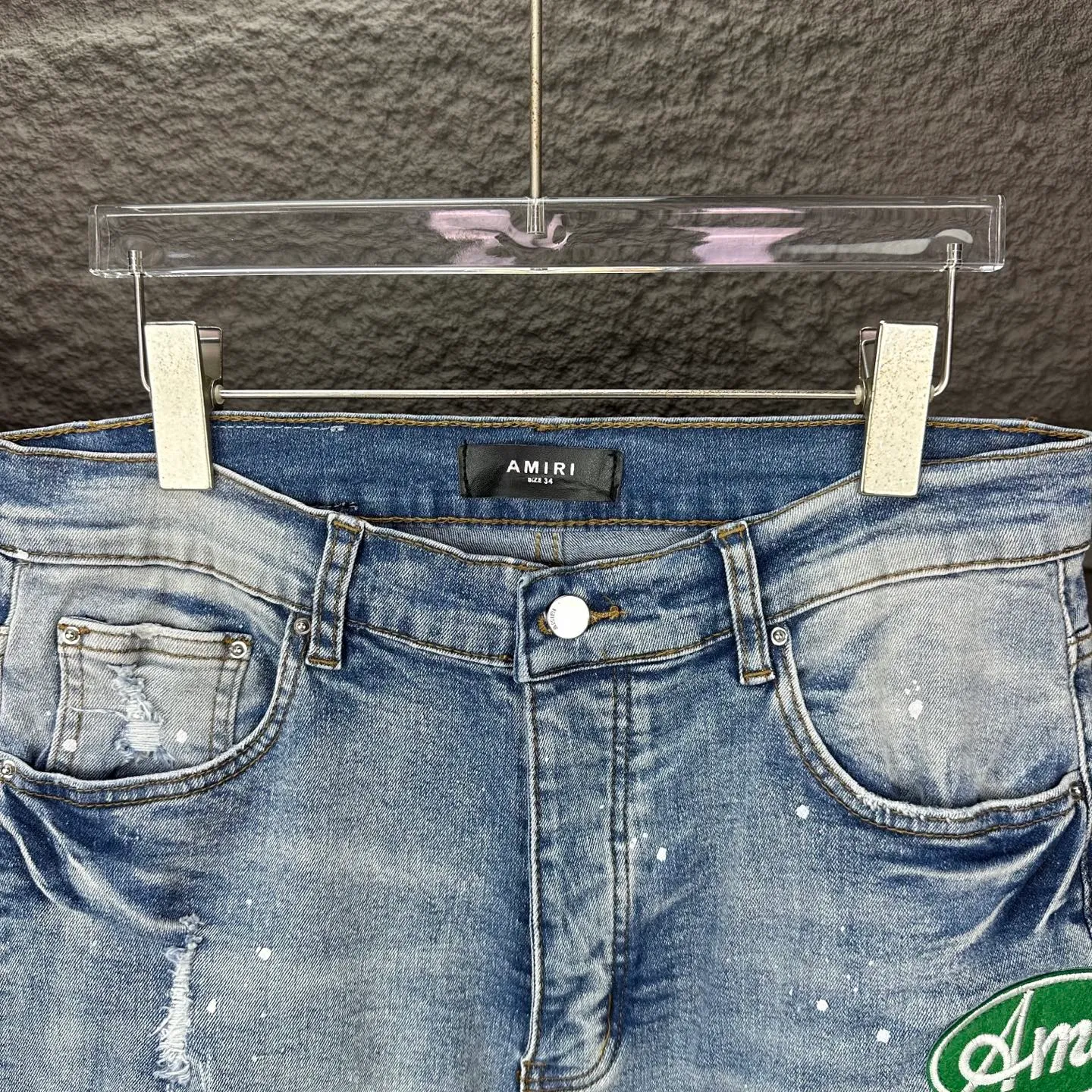 P240 AMIRI 2025 New Splash Ink Hole Embroidered Badge Letters Couple Style Washed Stretch Jeans 🔥High Version🔥High Version🔥 Top Ceiling Quality Styles with different washed textures are very friendly to people with thin legs and thick legs. The straight and slim version is very flattering to the leg shape. Moderate length that never goes out of style, easy and casual to match, basic styling for various styles, a must-have in the wardrobe! There are multiple embroidered badges on the trouser legs, making them look more workmanlike and eye-catching! The fabric is stiff but also makes the upper body soft without losing texture. The washing process is even more perfect. It is a must-have item for everyone! ! ! Washed wheat, hang tag, pants label, complete with three labels Color: black, blue Size: 28, 30, 32, 34, 36 (five sizes)