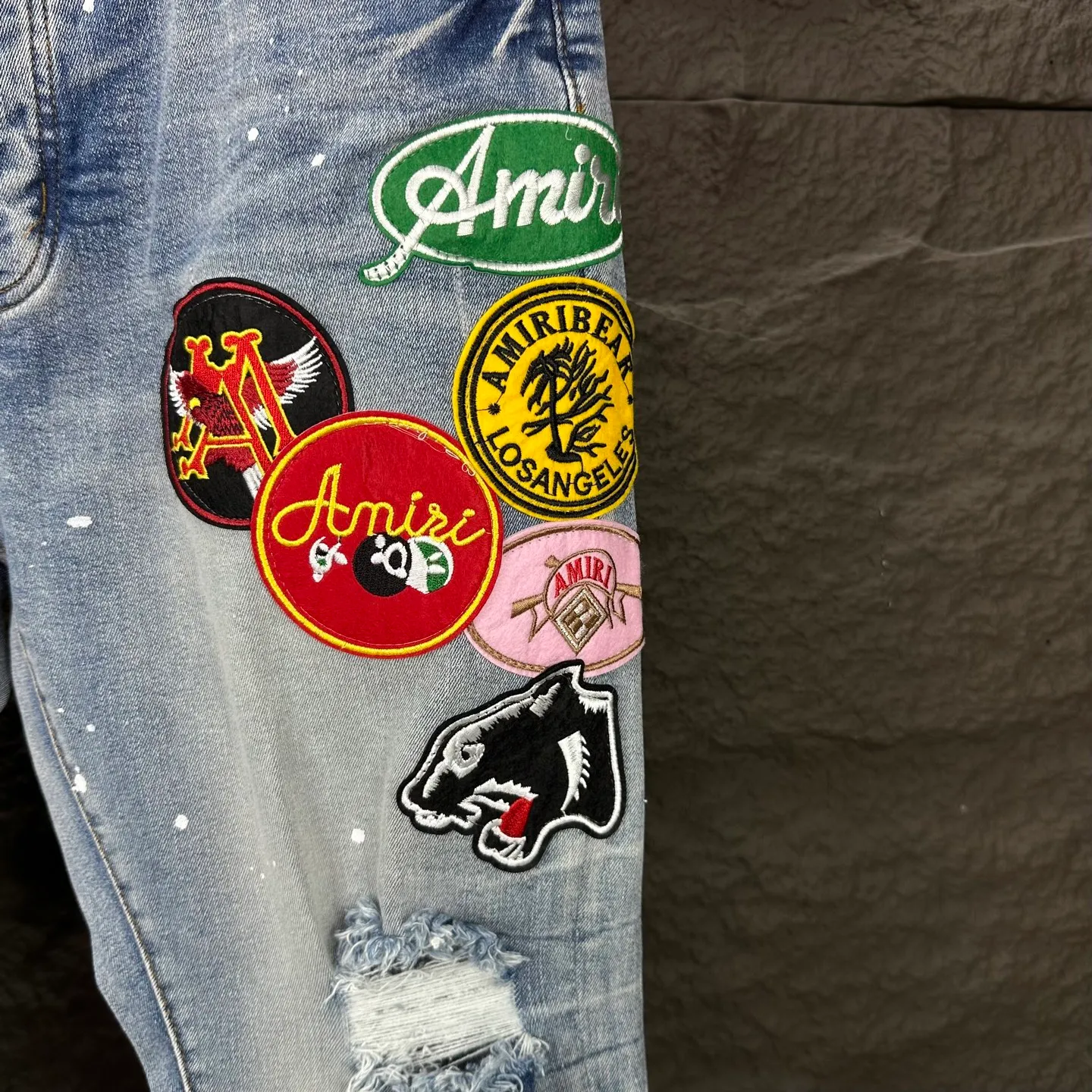 P240 AMIRI 2025 New Splash Ink Hole Embroidered Badge Letters Couple Style Washed Stretch Jeans 🔥High Version🔥High Version🔥 Top Ceiling Quality Styles with different washed textures are very friendly to people with thin legs and thick legs. The straight and slim version is very flattering to the leg shape. Moderate length that never goes out of style, easy and casual to match, basic styling for various styles, a must-have in the wardrobe! There are multiple embroidered badges on the trouser legs, making them look more workmanlike and eye-catching! The fabric is stiff but also makes the upper body soft without losing texture. The washing process is even more perfect. It is a must-have item for everyone! ! ! Washed wheat, hang tag, pants label, complete with three labels Color: black, blue Size: 28, 30, 32, 34, 36 (five sizes)
