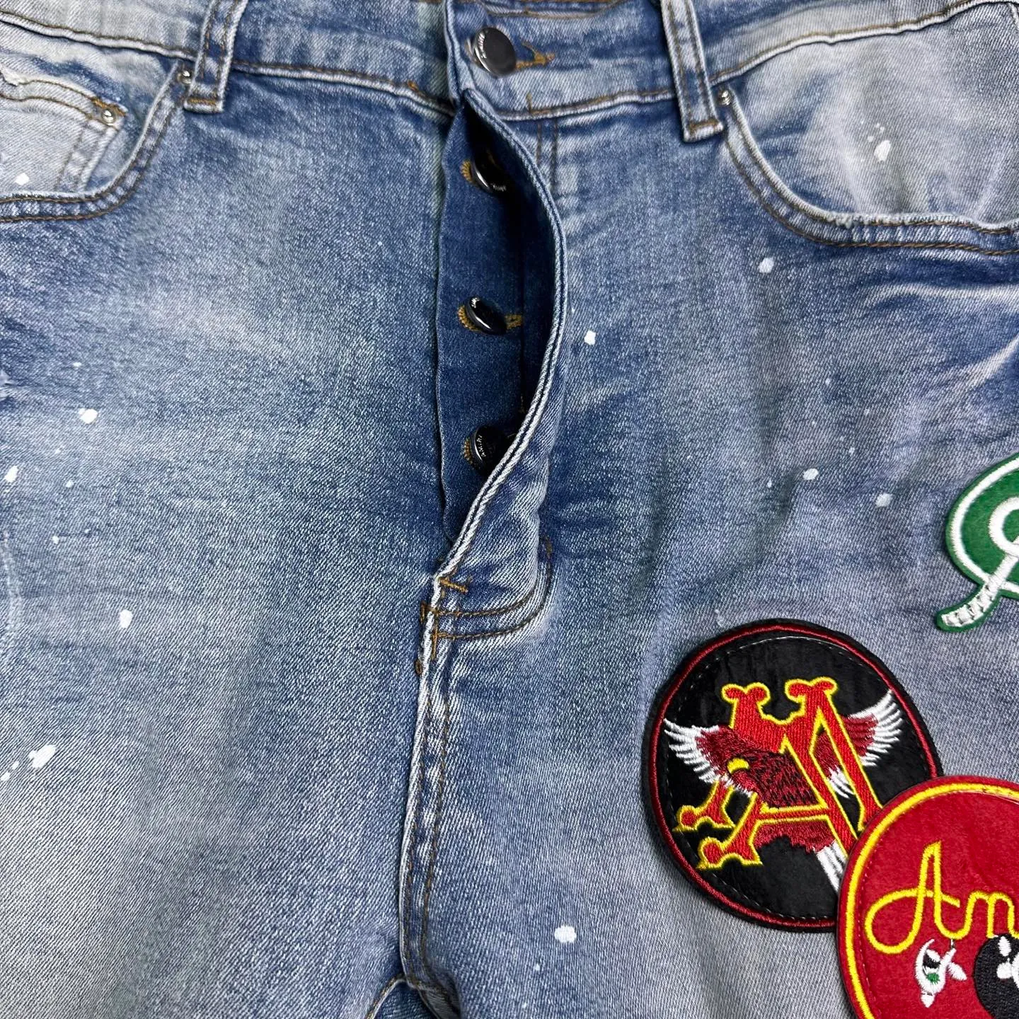 P240 AMIRI 2025 New Splash Ink Hole Embroidered Badge Letters Couple Style Washed Stretch Jeans 🔥High Version🔥High Version🔥 Top Ceiling Quality Styles with different washed textures are very friendly to people with thin legs and thick legs. The straight and slim version is very flattering to the leg shape. Moderate length that never goes out of style, easy and casual to match, basic styling for various styles, a must-have in the wardrobe! There are multiple embroidered badges on the trouser legs, making them look more workmanlike and eye-catching! The fabric is stiff but also makes the upper body soft without losing texture. The washing process is even more perfect. It is a must-have item for everyone! ! ! Washed wheat, hang tag, pants label, complete with three labels Color: black, blue Size: 28, 30, 32, 34, 36 (five sizes)