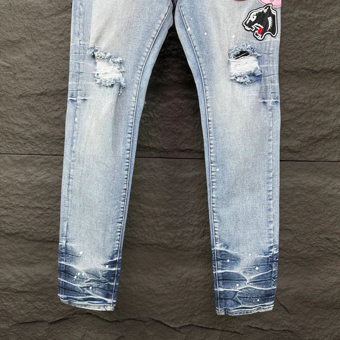 P240 AMIRI 2025 New Splash Ink Hole Embroidered Badge Letters Couple Style Washed Stretch Jeans 🔥High Version🔥High Version🔥 Top Ceiling Quality Styles with different washed textures are very friendly to people with thin legs and thick legs. The straight and slim version is very flattering to the leg shape. Moderate length that never goes out of style, easy and casual to match, basic styling for various styles, a must-have in the wardrobe! There are multiple embroidered badges on the trouser legs, making them look more workmanlike and eye-catching! The fabric is stiff but also makes the upper body soft without losing texture. The washing process is even more perfect. It is a must-have item for everyone! ! ! Washed wheat, hang tag, pants label, complete with three labels Color: black, blue Size: 28, 30, 32, 34, 36 (five sizes)