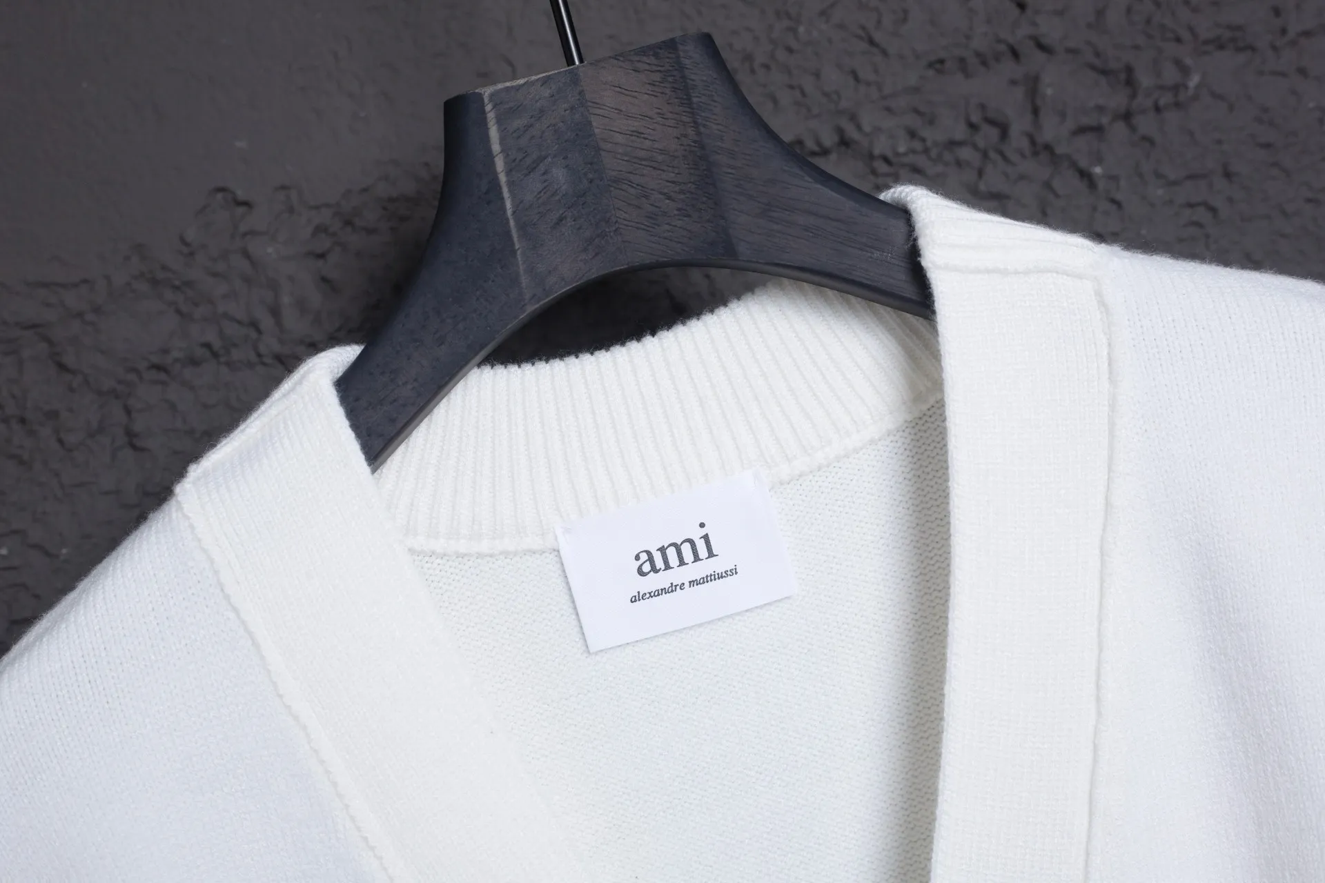 P186 Style No.: MQ802 AMI Classic Big Love Series Jacquard Cardigan Sweater Highest Version Supports Comparison Color: White Red Heart, Size: S-XL