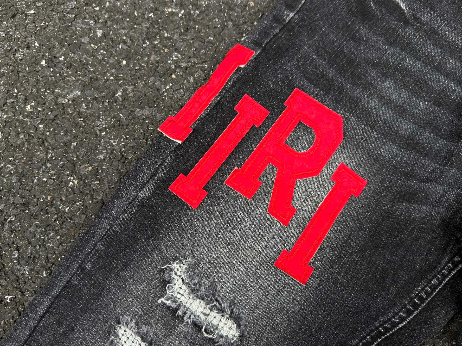 P240 💰AM01 AMIRI new jeans, washed ripped holes, whiskering leather denim trousers, same style for men and women Size: S-XL (28-34)