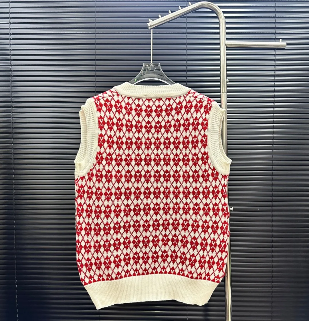 P210 Style: AMI knitted jacquard V-neck vest Size: S-XXL Fabric: Wool blend Accessories: Full set of customized original accessories No gender distinction, same style for men and women