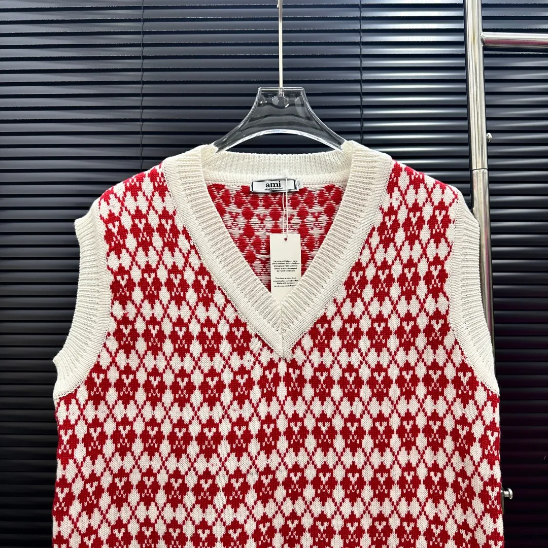 P210 Style: AMI knitted jacquard V-neck vest Size: S-XXL Fabric: Wool blend Accessories: Full set of customized original accessories No gender distinction, same style for men and women