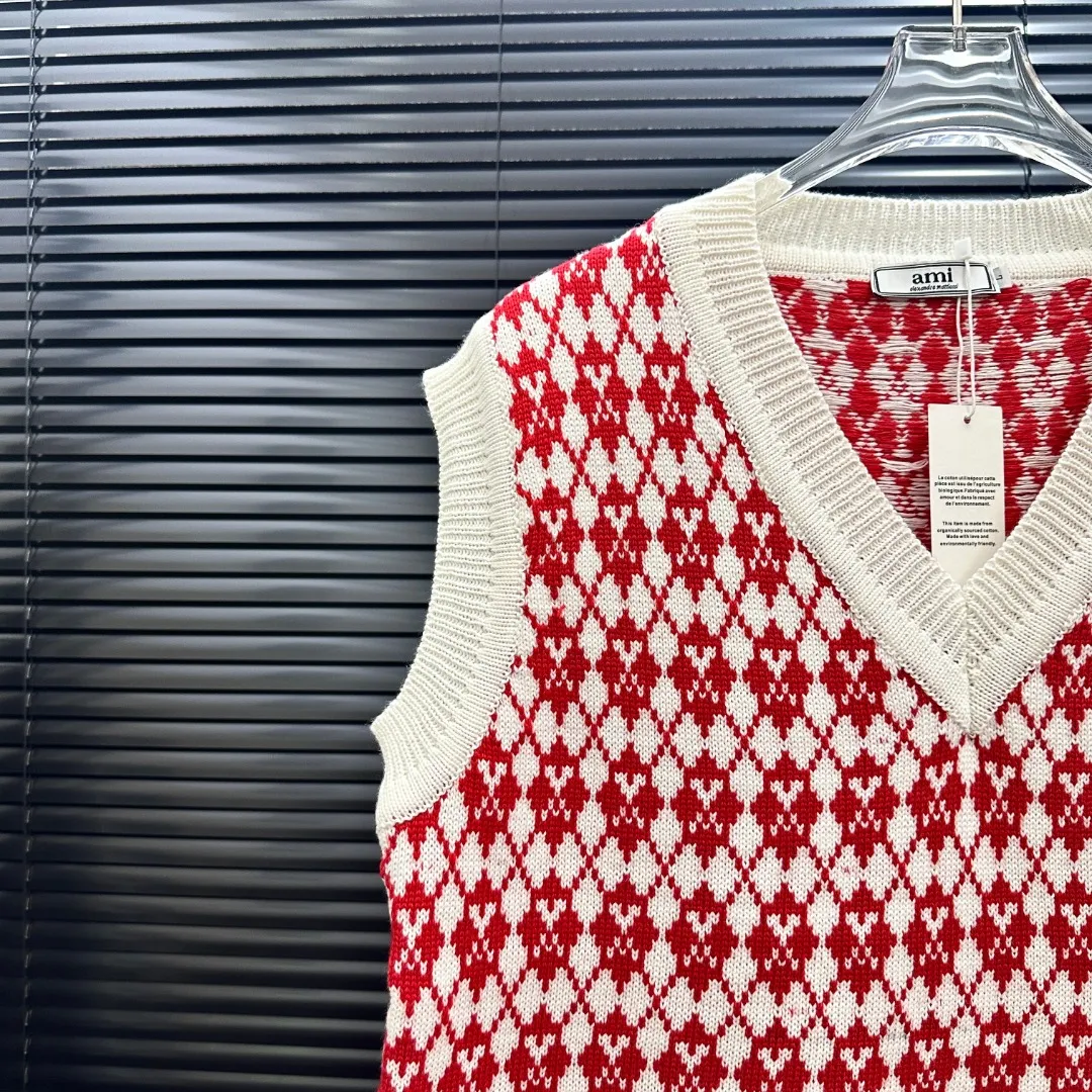 P210 Style: AMI knitted jacquard V-neck vest Size: S-XXL Fabric: Wool blend Accessories: Full set of customized original accessories No gender distinction, same style for men and women