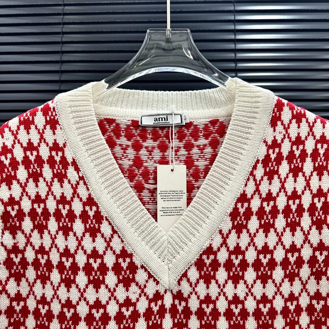 P210 Style: AMI knitted jacquard V-neck vest Size: S-XXL Fabric: Wool blend Accessories: Full set of customized original accessories No gender distinction, same style for men and women