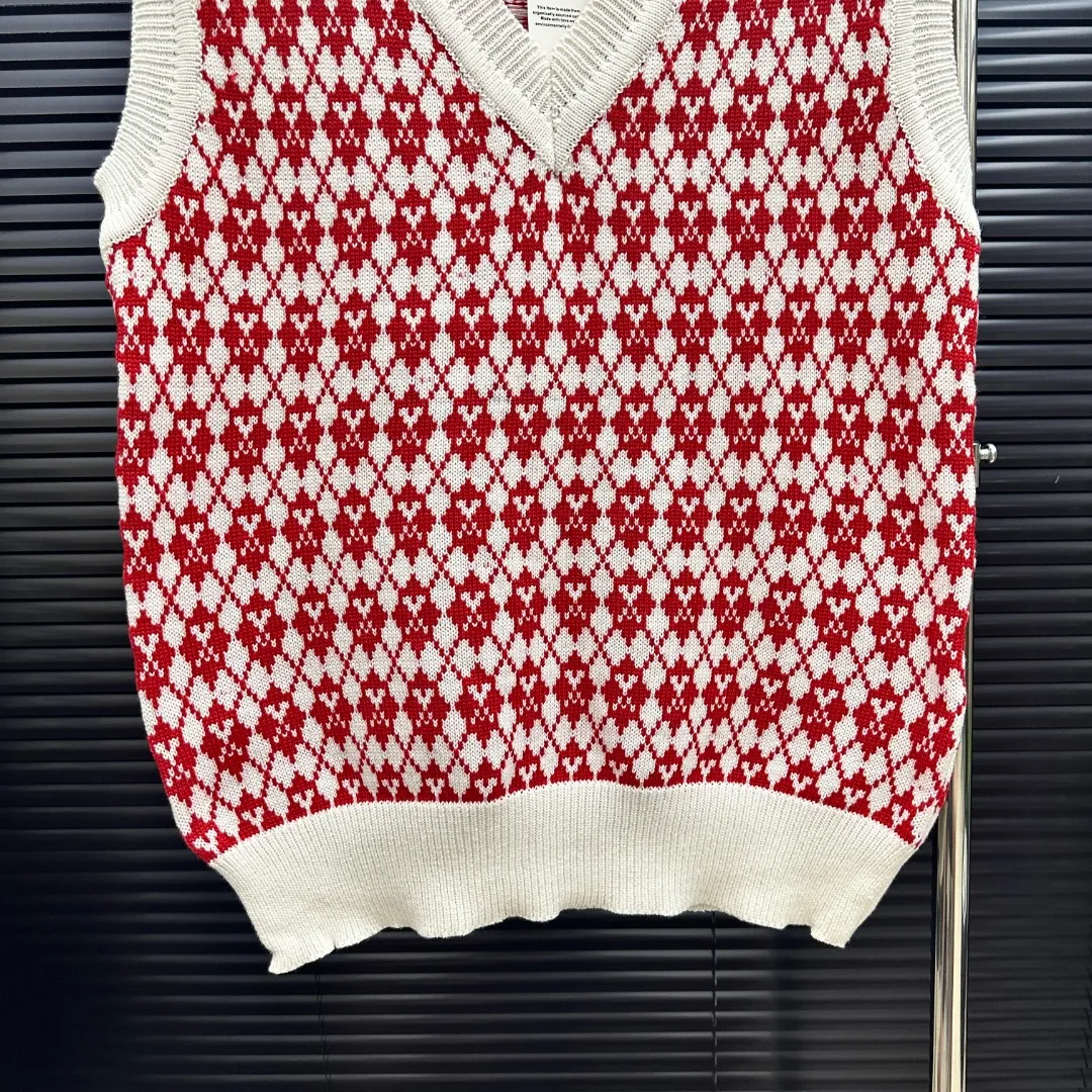 P210 Style: AMI knitted jacquard V-neck vest Size: S-XXL Fabric: Wool blend Accessories: Full set of customized original accessories No gender distinction, same style for men and women