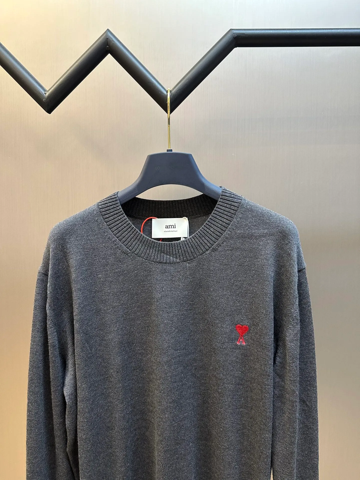 🅿️420 Ami Paris love embroidered sweater, custom-woven from luxurious and ultra-fine merino wool, with a bright red heart on the chest, adding a touch of agility and playfulness. Using imported machine embroidery technology, advanced computer control systems and precision mechanical components, Ami love embroidery operations are realized.  The garment washing water is softened and deodorized using professional washing equipment and specific detergents to deeply clean and deodorize the clothes, improving the feel and appearance of the clothes.  size：s m l xl