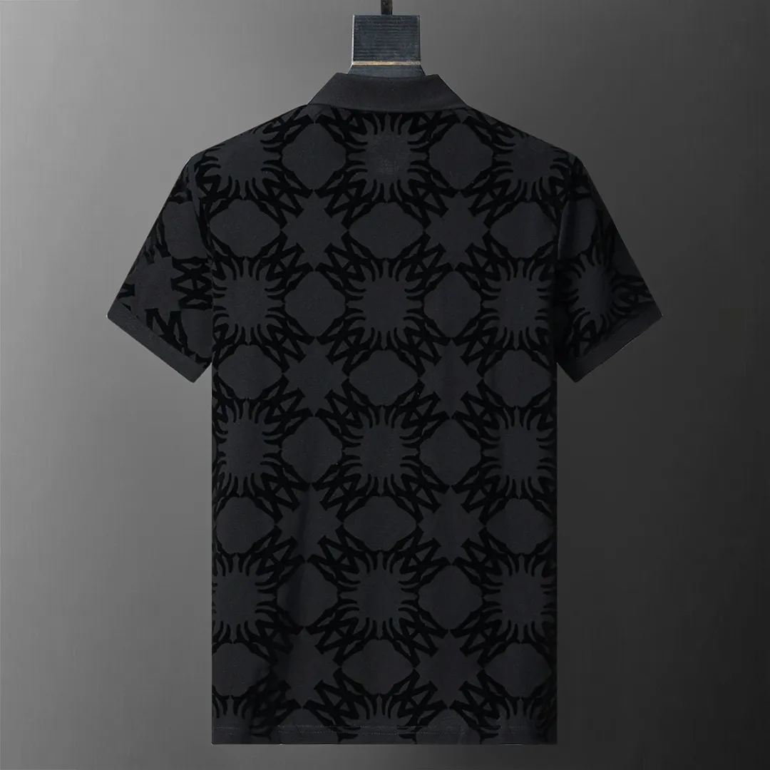 P150 Mili's 2026 spring and summer new lapel T-shirt is synchronized with the official website. It is made of mercerized pearl fabric and full-body flocking technology. It is handsome, the fabric is comfortable, the workmanship is rigorous, and the wiring is neat. Good upper body effect·Size M-3XL black