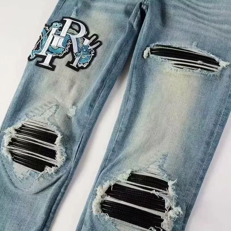 #M65 P168💰 AMIRI patch embroidery jeans trousers AMIRI high street basic ripped tight elastic jeans trousers amiri brand jeans break the production process and cutting of the original jeans, the fabrics are softer and more comfortable Hand-sewn collar label Customized logo buttons Genuine leather tag Color: Picture color Size: 30-32-34-36