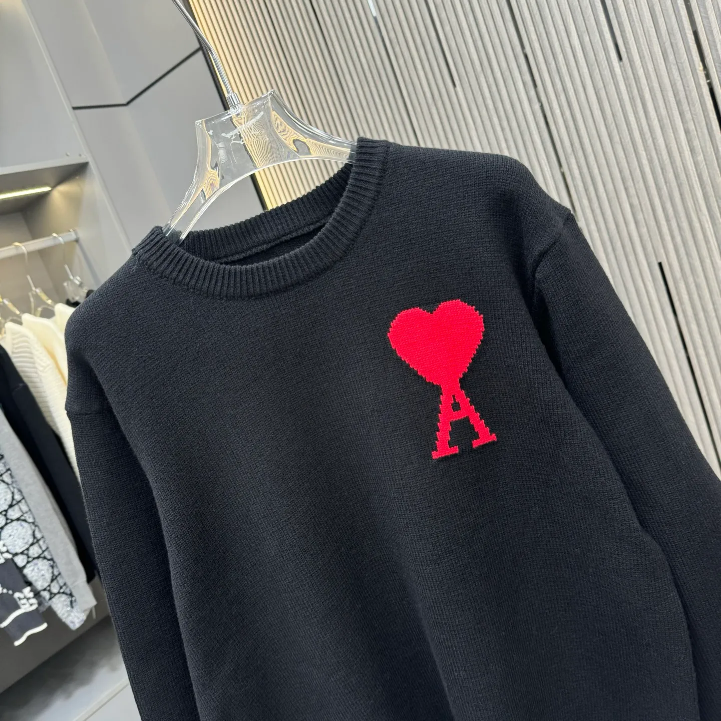 🅿️270 Ami 25FW crew neck sweater. The fabric is made of top-quality cashmere yarn. The new autumn and winter Oblique jacquard knitted cashmere sweater adopts a double-sided wearable design and is made of high-quality cashmere material. After fine weaving process, it presents a soft and comfortable touch and excellent thermal insulation performance. The iconic Oblique jacquard pattern is perfectly presented through precision knitting technology. It can be worn on both sides, showing different style charms. The round neck design is simple and elegant, suitable for various matching occasions. Exquisite knitting technology ensures that the clothes are not easily deformed and remain crisp and long-lasting. The double-sided design concept reflects LV's perfect balance of practicality and fashion. Each sweater undergoes strict quality inspection to ensure that the quality meets the brand's consistently high standards. This knitted item combines warmth and style, making it an exquisite addition to your autumn and winter wardrobe. Size:S/M/L/XL