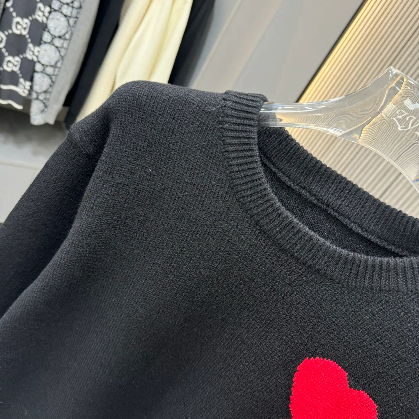 🅿️270 Ami 25FW crew neck sweater. The fabric is made of top-quality cashmere yarn. The new autumn and winter Oblique jacquard knitted cashmere sweater adopts a double-sided wearable design and is made of high-quality cashmere material. After fine weaving process, it presents a soft and comfortable touch and excellent thermal insulation performance. The iconic Oblique jacquard pattern is perfectly presented through precision knitting technology. It can be worn on both sides, showing different style charms. The round neck design is simple and elegant, suitable for various matching occasions. Exquisite knitting technology ensures that the clothes are not easily deformed and remain crisp and long-lasting. The double-sided design concept reflects LV's perfect balance of practicality and fashion. Each sweater undergoes strict quality inspection to ensure that the quality meets the brand's consistently high standards. This knitted item combines warmth and style, making it an exquisite addition to your autumn and winter wardrobe. Size:S/M/L/XL