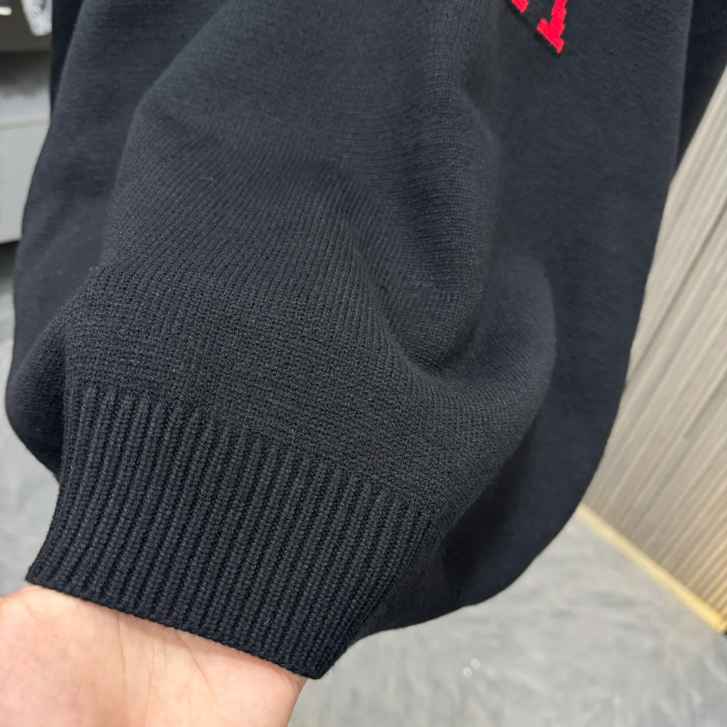 🅿️270 Ami 25FW crew neck sweater. The fabric is made of top-quality cashmere yarn. The new autumn and winter Oblique jacquard knitted cashmere sweater adopts a double-sided wearable design and is made of high-quality cashmere material. After fine weaving process, it presents a soft and comfortable touch and excellent thermal insulation performance. The iconic Oblique jacquard pattern is perfectly presented through precision knitting technology. It can be worn on both sides, showing different style charms. The round neck design is simple and elegant, suitable for various matching occasions. Exquisite knitting technology ensures that the clothes are not easily deformed and remain crisp and long-lasting. The double-sided design concept reflects LV's perfect balance of practicality and fashion. Each sweater undergoes strict quality inspection to ensure that the quality meets the brand's consistently high standards. This knitted item combines warmth and style, making it an exquisite addition to your autumn and winter wardrobe. Size:S/M/L/XL