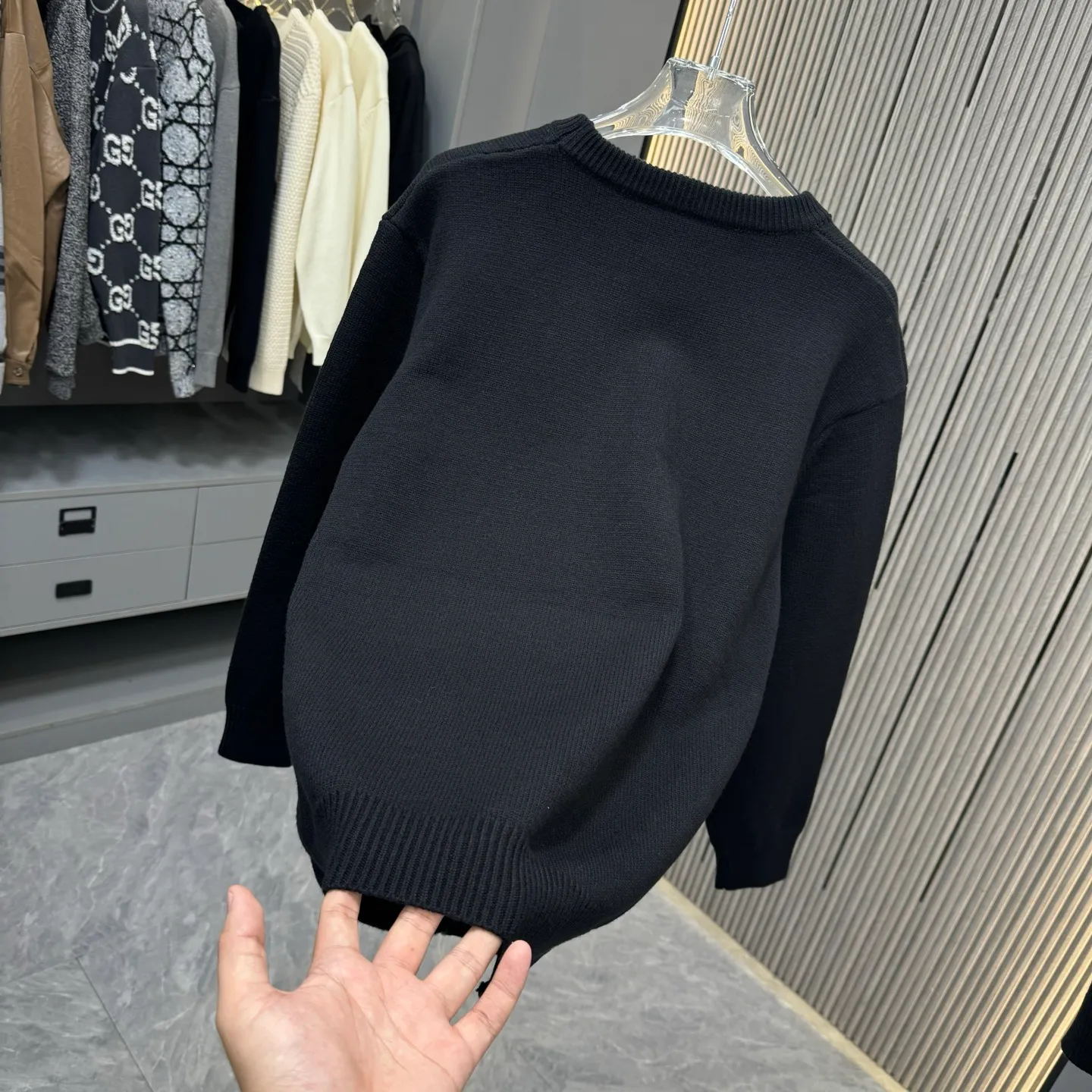 🅿️270 Ami 25FW crew neck sweater. The fabric is made of top-quality cashmere yarn. The new autumn and winter Oblique jacquard knitted cashmere sweater adopts a double-sided wearable design and is made of high-quality cashmere material. After fine weaving process, it presents a soft and comfortable touch and excellent thermal insulation performance. The iconic Oblique jacquard pattern is perfectly presented through precision knitting technology. It can be worn on both sides, showing different style charms. The round neck design is simple and elegant, suitable for various matching occasions. Exquisite knitting technology ensures that the clothes are not easily deformed and remain crisp and long-lasting. The double-sided design concept reflects LV's perfect balance of practicality and fashion. Each sweater undergoes strict quality inspection to ensure that the quality meets the brand's consistently high standards. This knitted item combines warmth and style, making it an exquisite addition to your autumn and winter wardrobe. Size:S/M/L/XL