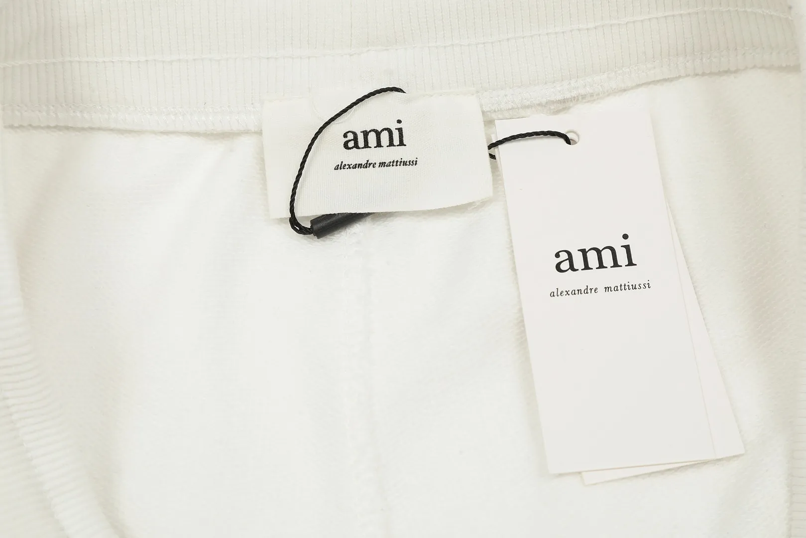 AMI/Amy Macaron Embroidered Heart Classic Shorts Put aside all the messy words and let’s go directly to the product parameters: ✅380g customized rough-feel fabric ✅Correct workmanship Every detail is 100% restored to the official website ✅Threads are made of 500g high-gram heavyweight pure cotton threads Custom-woven and dyed in the same color in the same vat No color difference with the fabric Machine washable and not easy to deform ✅No comparison and no damage Differentiating the market currency Correct workmanship details High-quality pure cotton fabric ✅The webbing is made of custom-dyed high-density and high-thickness webbing. Comparing with the official website. ✅The only correct embroidery of the same material on the market. Differentiating the fakes on the market at a glance. ✅The version follows the official website. It is loose and slim and can wear 210 pounds. There is no pressure for global shopping. Size: S-XL. Color (6 colors): Black, White, Gray, Navy Khaki, Rose Pink.