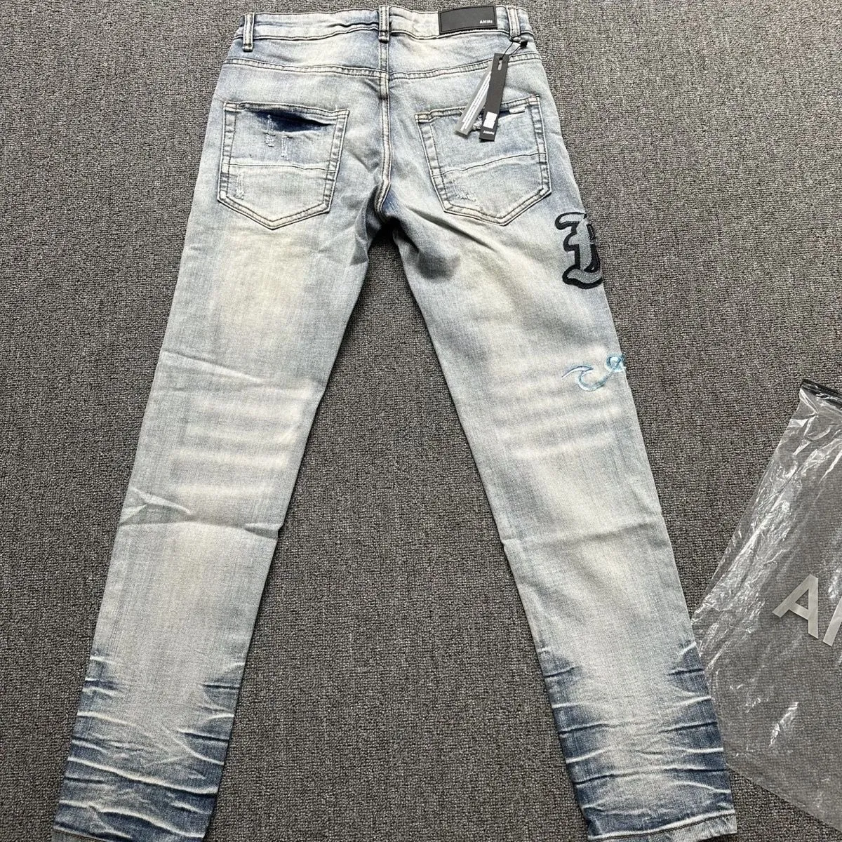P180 Top replica AMIRI jeans trousers AMIRI high street basic ripped tight stretch jeans trousers Amiriamiri is transliterated as Emil, which is the name of the founder. Mike Amiri, the founder of amiri, grew up in Los Angeles, USA. He was influenced by the local street culture Rock since he was a child, so he founded the amiri brand named after himself. A variety of trendy brand clothing meets the needs of different fashion players. Amiri clothing has novel and unique styles and is a well-known street brand in the United States. Many of its styles and styles are loved by many street photographers. Various clothing styles meet the needs of different people, show their unique temperament, and show the trend of dressing. amiri's jeans are relatively famous. Not only do they have many styles, but the quality of the jeans is also very good. Many celebrities have also worn amiri brand jeans.  The jeans of the amiri brand break through the production process and cutting of the original jeans. The fabrics are relatively soft and comfortable, and are not as hard as some jeans, which can irritate the skin and cause the skin to bleed when worn. Los Angeles trendy brand Amiri's jeans are made with great detail from tailoring to texture, adding wrinkles, bullet holes, damage and other details to add to the trendiness of the jeans. You can choose the style that suits you according to your own needs. Only when you wear a suitable style can you have a certain sense of fashion.  In recent years, high street has become a word that appears more and more frequently in men's clothing. High street style has also become an important direction for everyone's matching. High street related items are basically inseparable from oversize or off-shoulder tops. The lower body is matched with trackpants or tight-fitting denim. In my opinion, the most representative one is perhaps annihilation. Color; picture color Size: m l xl xxl