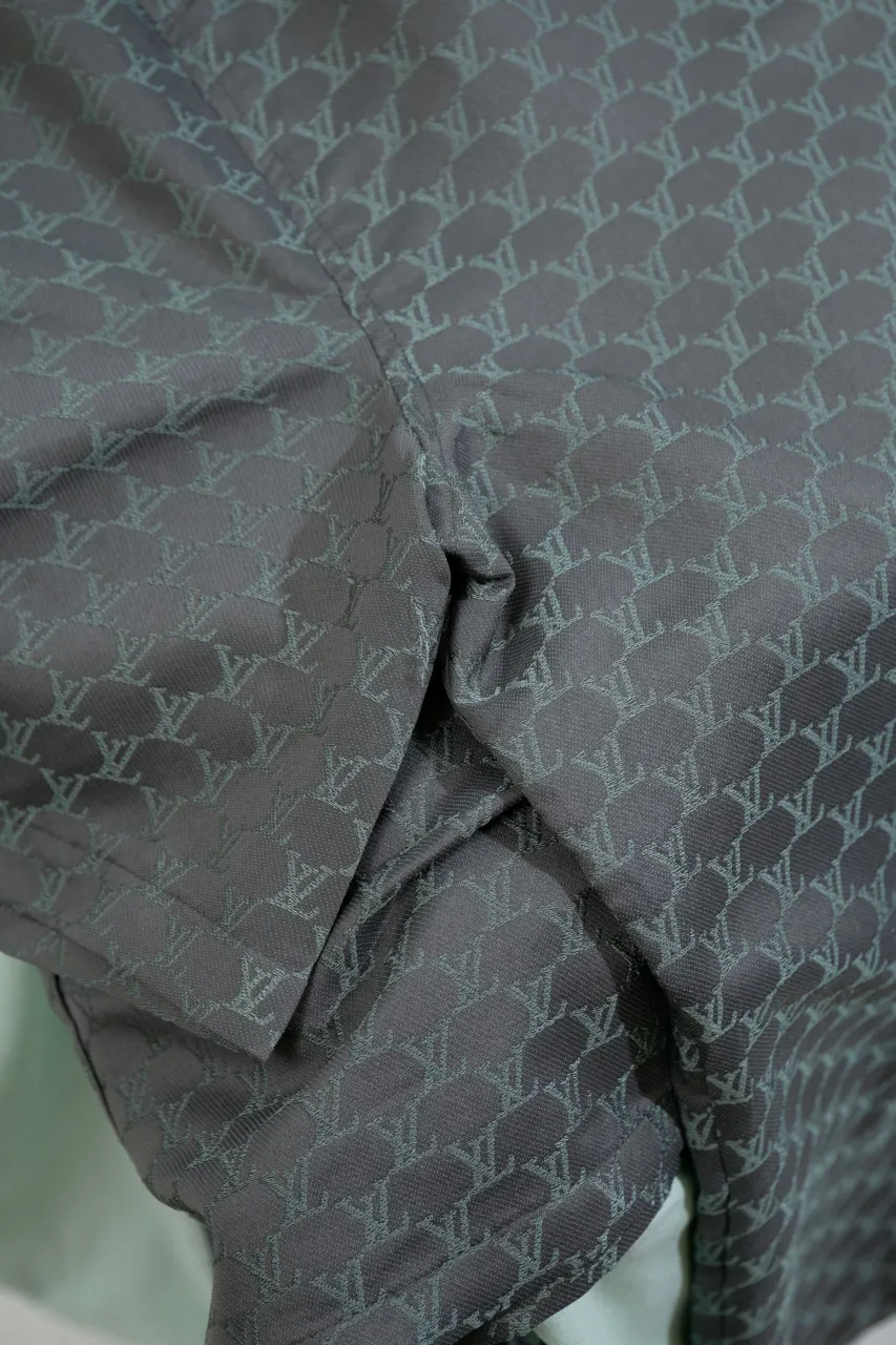 The LV 24SS short-sleeved shirt interprets the brand's classic elements with a modern style and makes an eye-catching appearance in the 2024 spring and summer show. Bright tones depict an enlarged version of the Damier pattern, the Marque L. Vuitton Déposée logo is subtly integrated into the plaid, and the military stand collar adds a fresh touch. Same style for men and women.