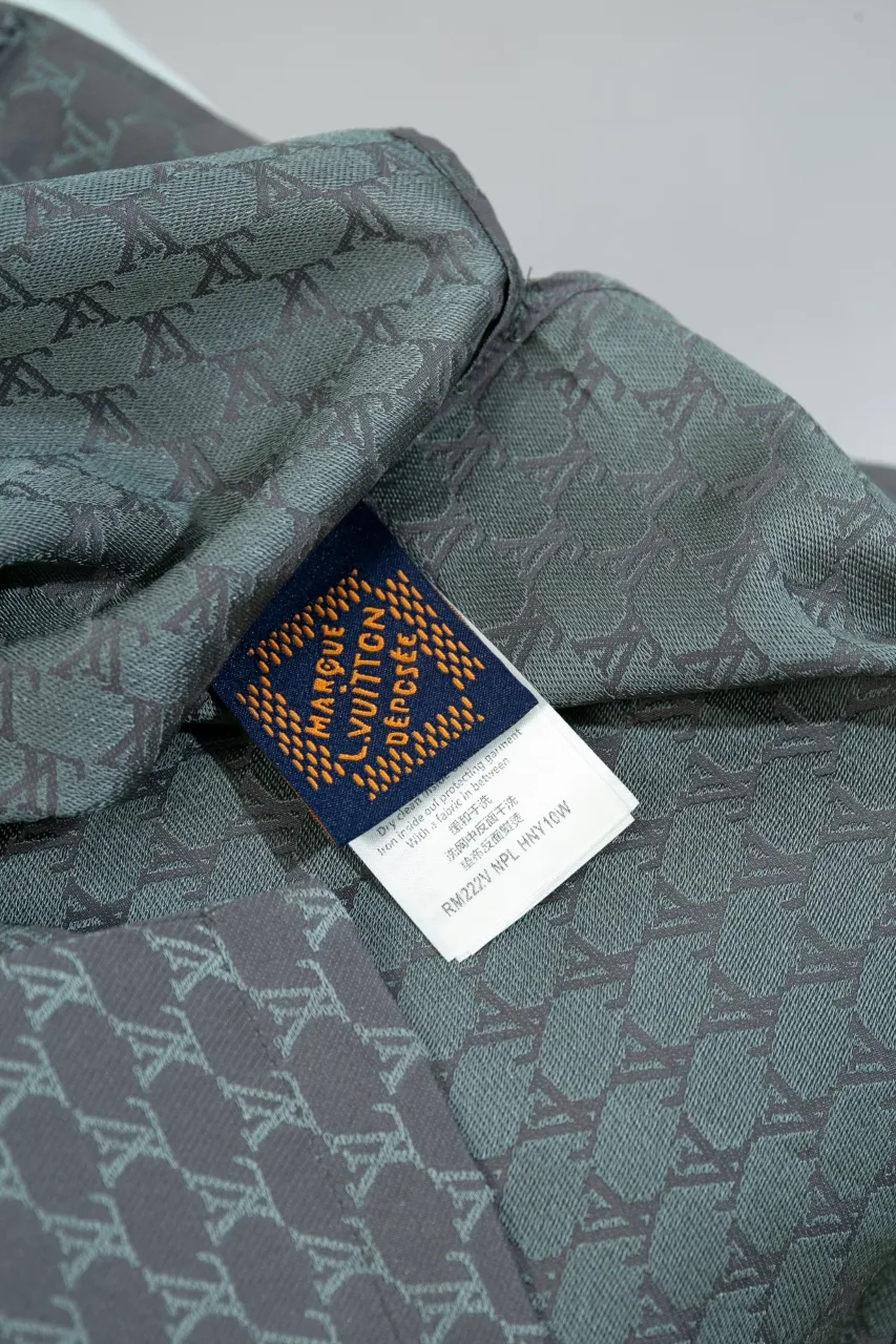 The LV 24SS short-sleeved shirt interprets the brand's classic elements with a modern style and makes an eye-catching appearance in the 2024 spring and summer show. Bright tones depict an enlarged version of the Damier pattern, the Marque L. Vuitton Déposée logo is subtly integrated into the plaid, and the military stand collar adds a fresh touch. Same style for men and women.