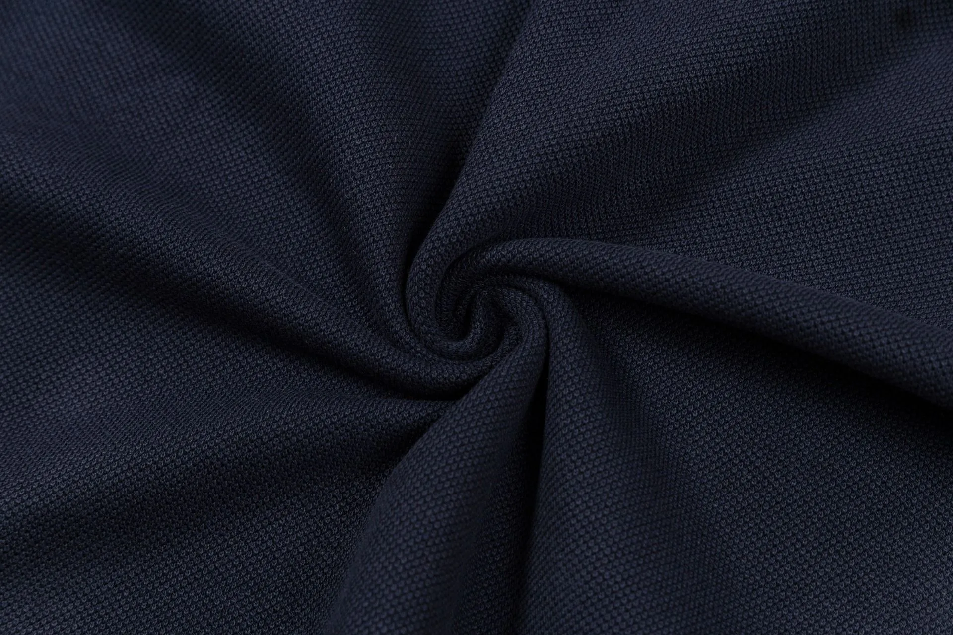 Brand: LV Weight: 270 Color: Blue Black Size: M-XXL Original customization 1:1 restoration Embroidery technology Pure cotton mercerized piqué This polo shirt is made of piqué cotton with a subtle full-width Damier jacquard texture, and the Marque L.Vuitton déposée logo embroidery lights up the sight. Pearlescent buttons add dandy style and can easily be incorporated into everyday looks.  •Regular fit •Damier jacquard pique •Marque L.Vuitton déposée embroidery on chest •Button placket at front •Pearl buttons with LV logo on top button •Ribbed collar and cuffs •100% cotton